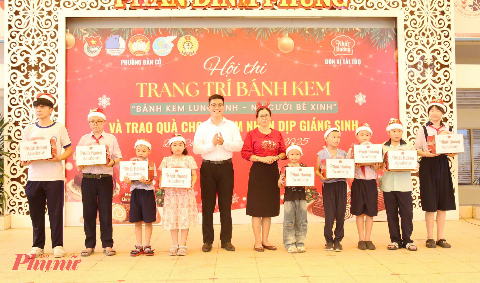 Niềm vui của các em thiếu nhi nhận quà Giáng sinh tại hội thi - Ảnh: T.T