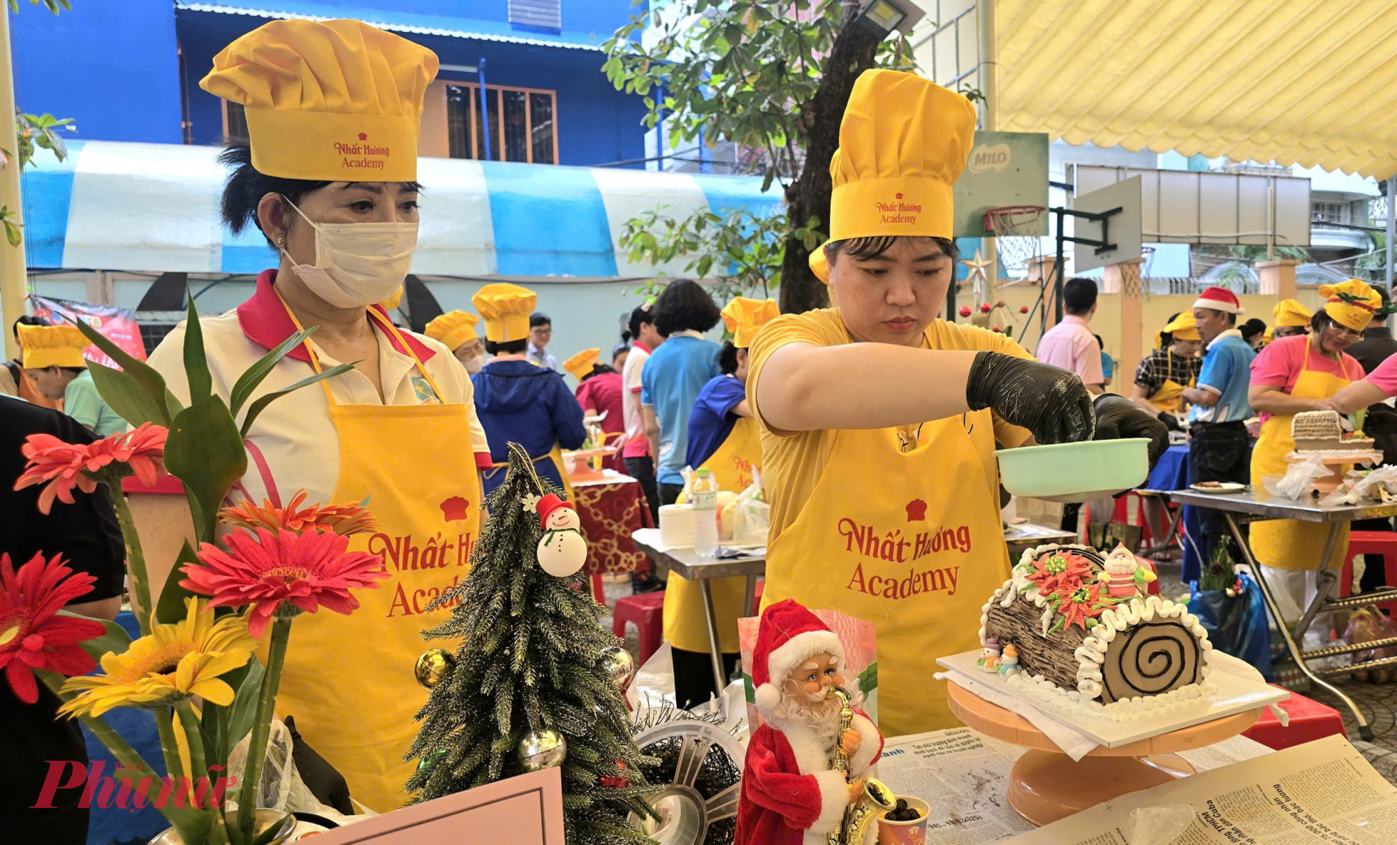 Các đội dự thi đang bước vào giai đoạn hoàn tất phần trang trí bánh - Ảnh: Trang Nguyễn