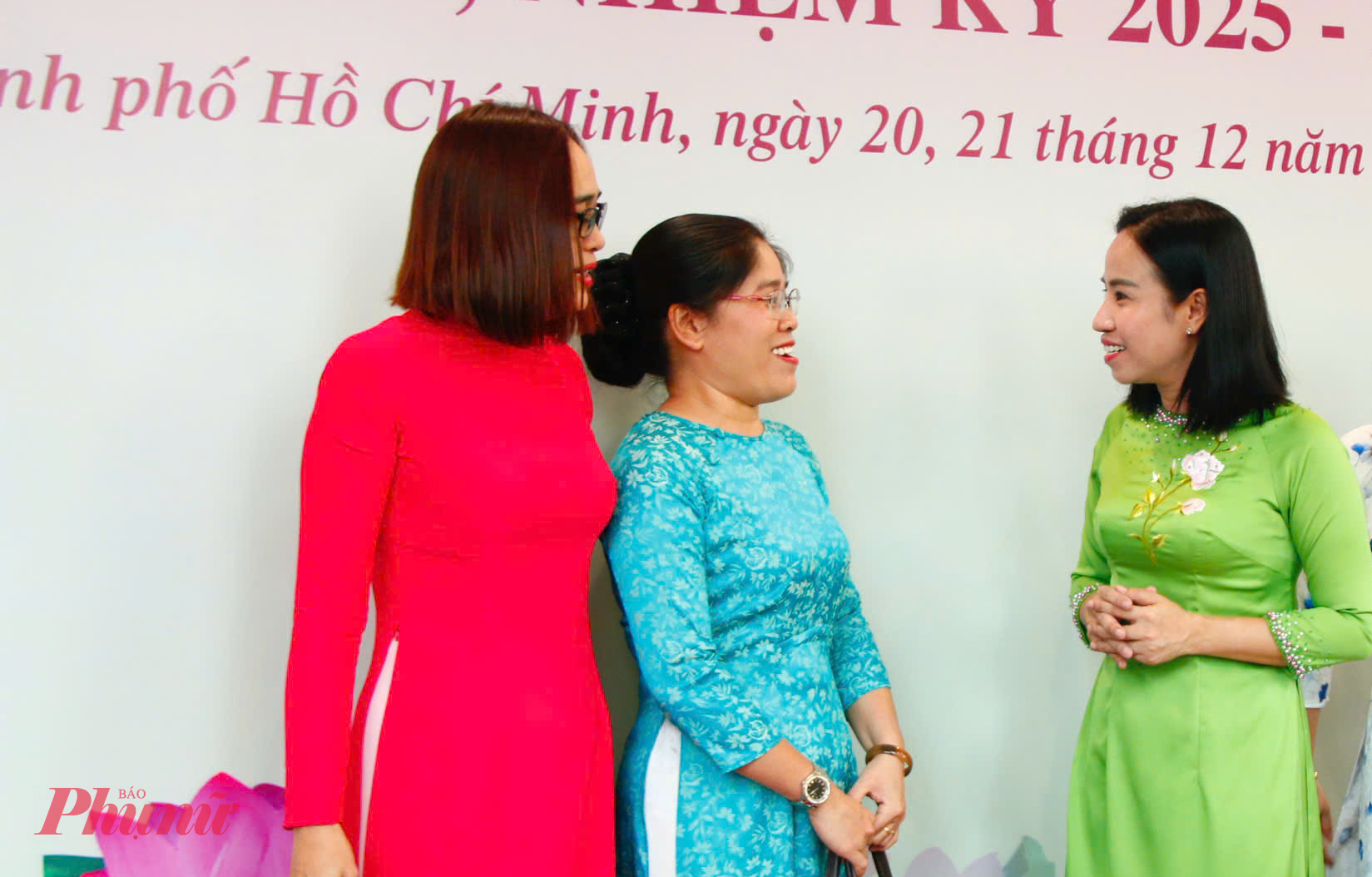 Chủ tịch Hội LHPN TPHCM Võ Ngọc Thanh Trúc (thứ 3 từ phải qua) - gặp mặt các đại biểu trước thềm Đại hội 