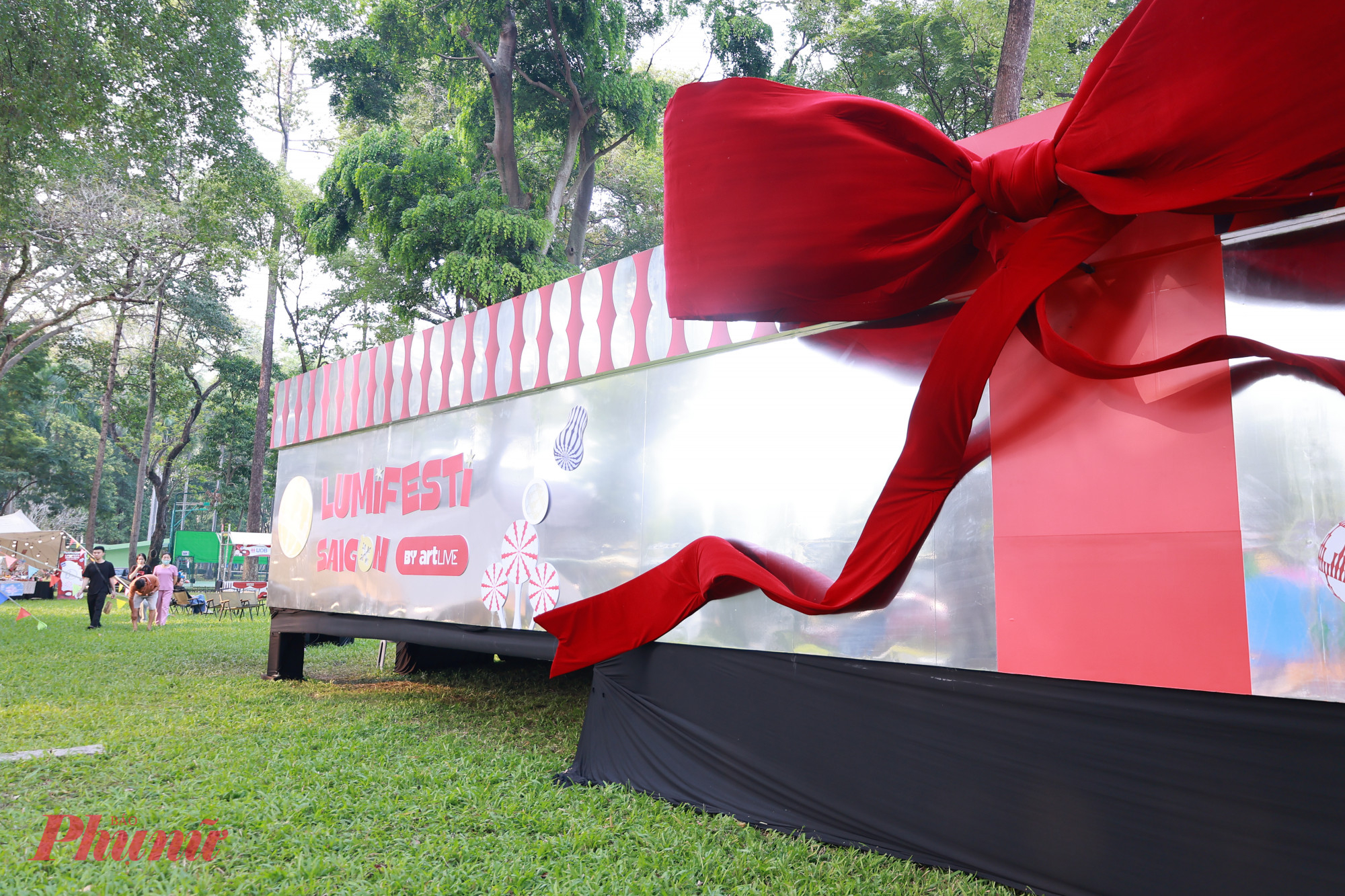 Không gian nghệ thuật được artLIVE chuẩn bị trong một hộp quà Giáng sinh khổng lồ 