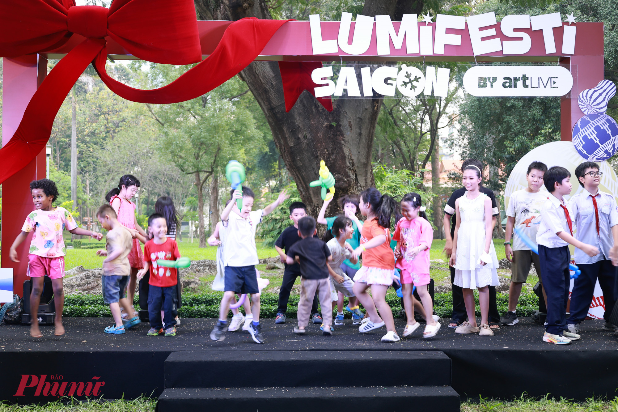 Các em nhỏ hào hứng nhảy múa, tham gia các trò chơi giải trí, cùng nhau khuấy động không khí mùa lễ hội 