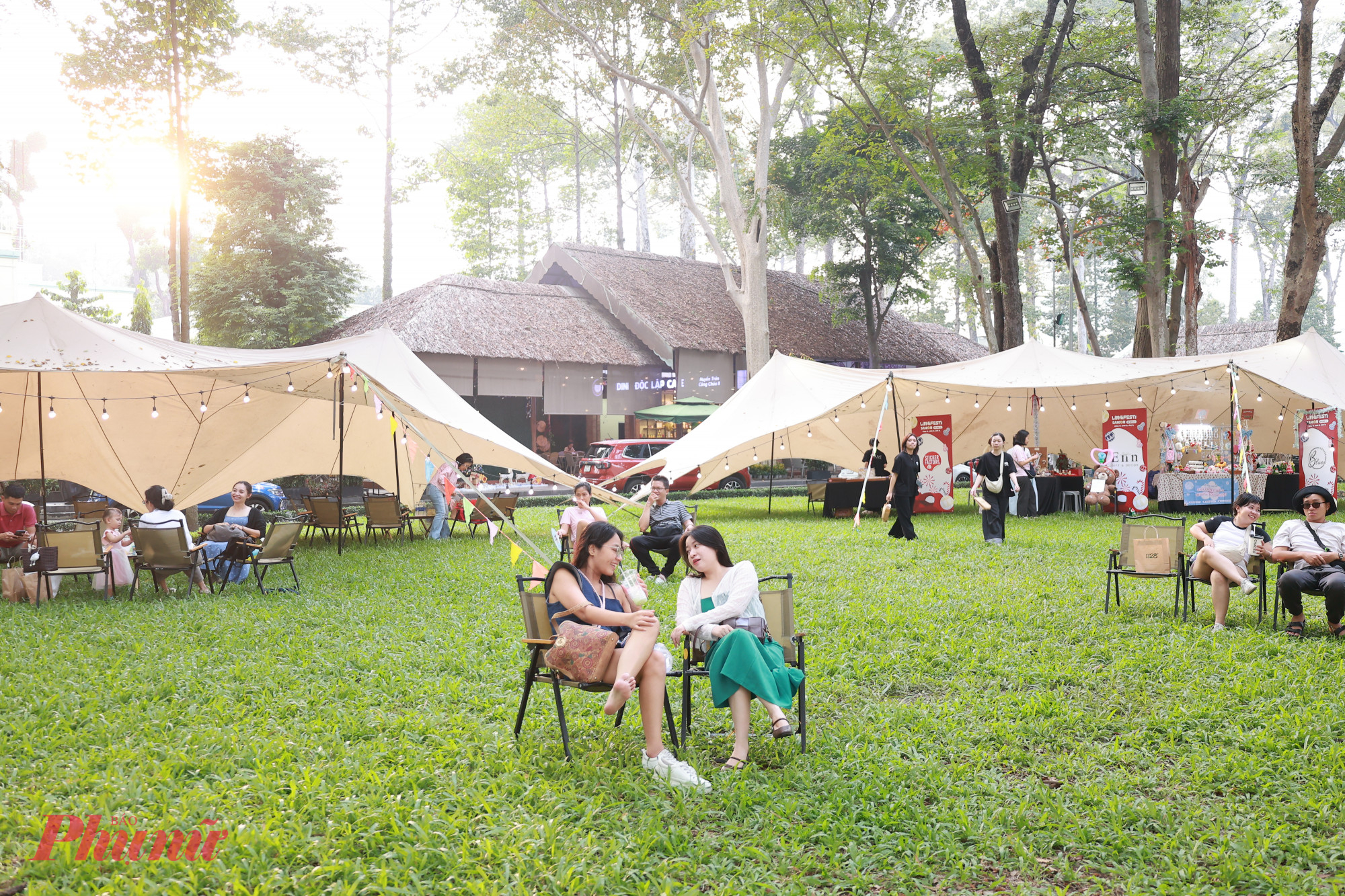 Lễ hội được bày trí như một khu cắm trại thu nhỏ, dưới những tán cây xanh tại Dinh Độc Lập