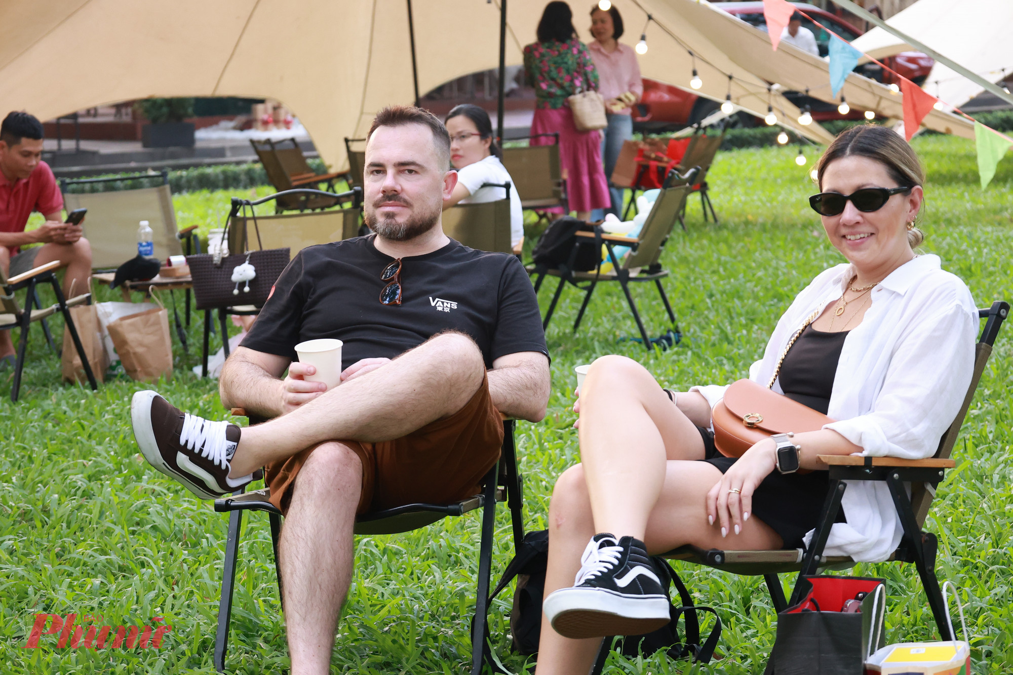 Du khách thư giãn lắng nghe những bản nhạc Acoustic Giáng sinh ấm áp được bật xuyên suốt sự kiện