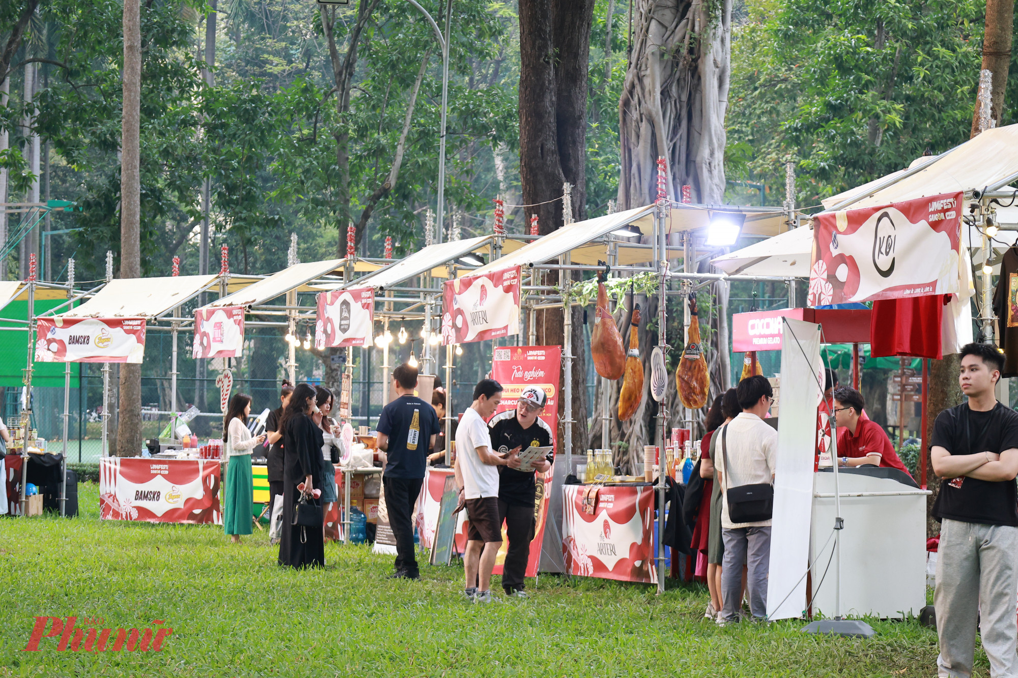 Các gian hàng cũng ghi nhận lượng khách ghé tham quan khá đông đảo 