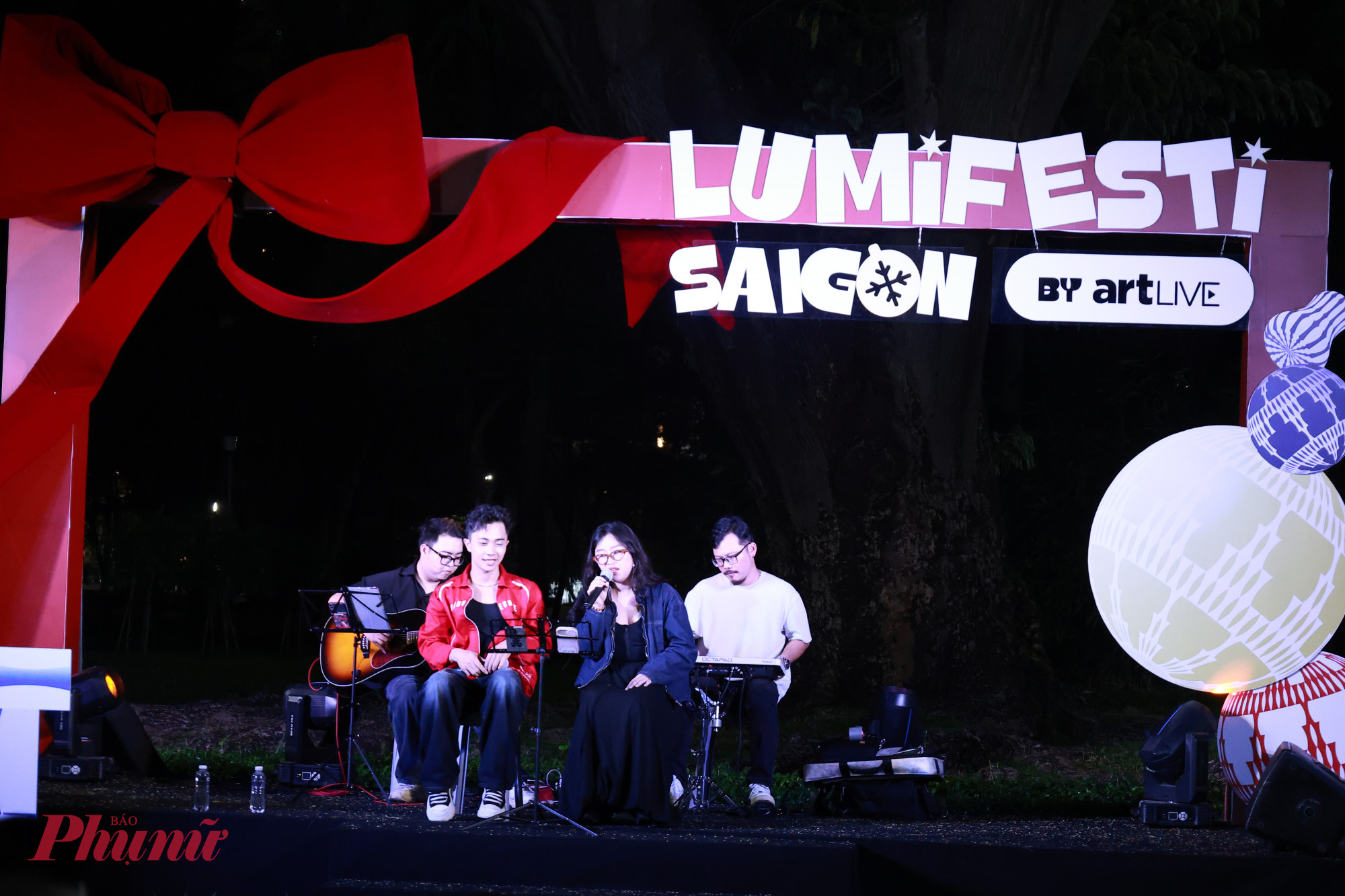 Sân khấu âm nhạc mỗi tối mang lại không khí ấm áp, thư giãn cho khách tham dự. Đặc biệt vào ngày cuối (chiều 21/12) sẽ có sự xuất hiện của ca sĩ Hằng BingBoong sau nhiều năm vắng bóng