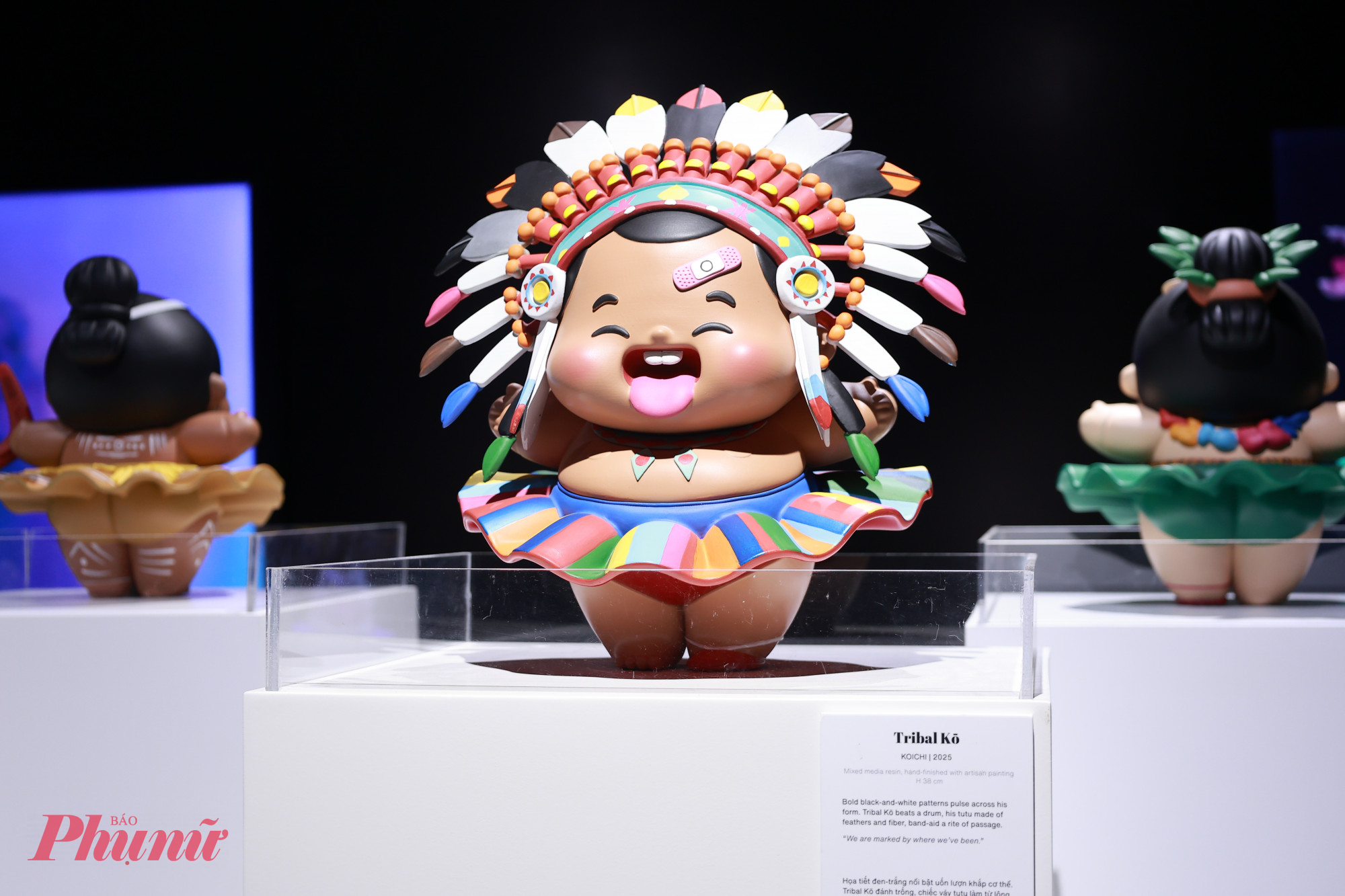 Trong chiếc hộp trưng bày hơn 20 tranh chuyển động rực rỡ cùng 10 mô hình Art-toy Baby Sumo Kō (một nhân vật nghệ thuật độc đáo do nghệ sĩ người Singapore gốc Việt Koichi tạo ra)