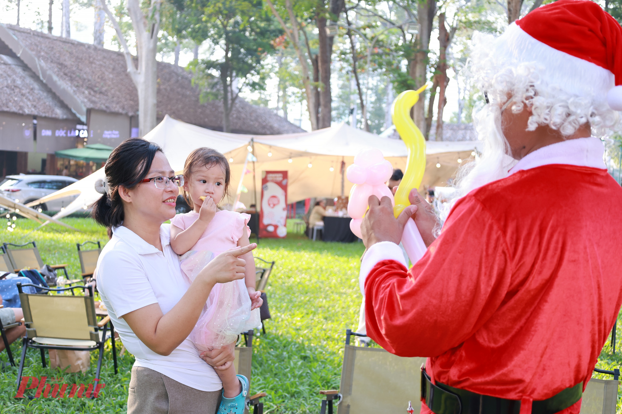 LumiFesti SaiGon 2025 còn có sự xuất hiện của ông già Noel - một biểu tượng của ngày Giáng sinh, đến tặng quà cho các em nhỏ
