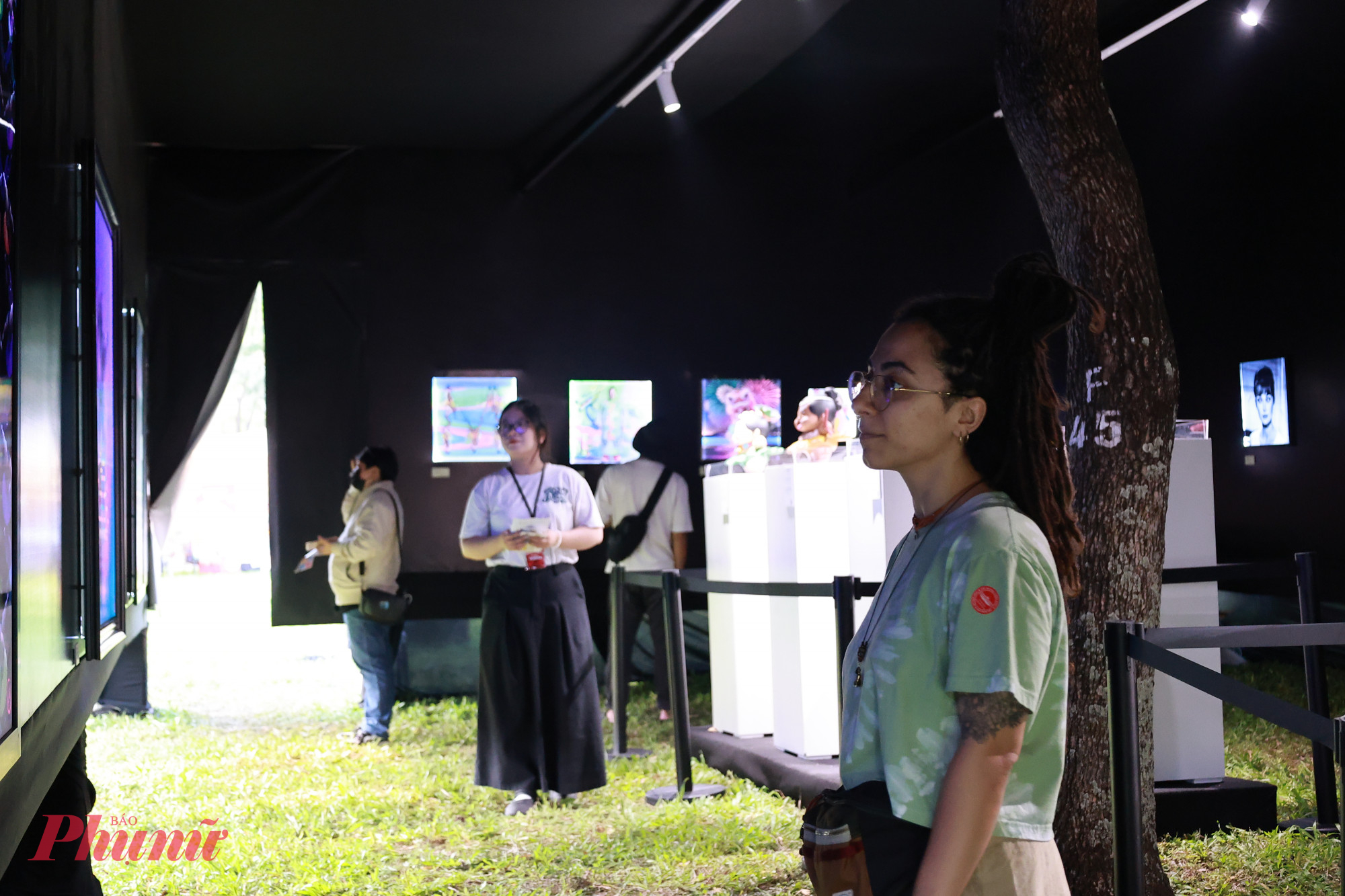 Một du khách thưởng thức không gian ánh sáng và nghệ thuật bên trong chiếc hộp 