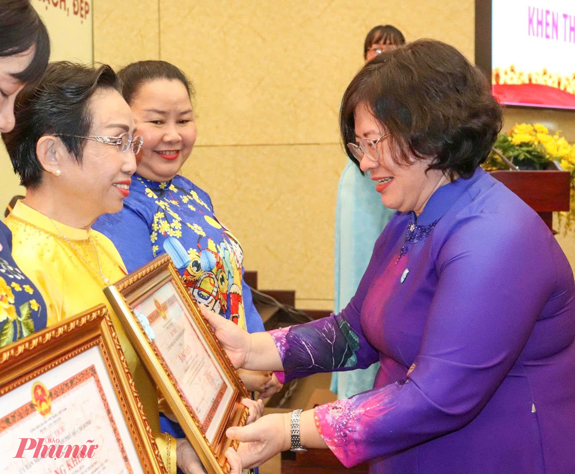 Bà Văn Thị Bạch Tuyết - Phó Bí thư Thành ủy TPHCM tặng Bằng khen của UBND TPHCM cho các cá nhân có thành tích xuất sắc trong công tác Hội và phong trào phụ nữ thành phố nhiệm kỳ 2021 - 2026