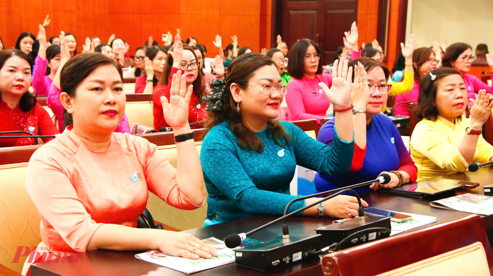 Đại biểu tham gia biểu quyết thông qua các nội dung tại Đại hội 