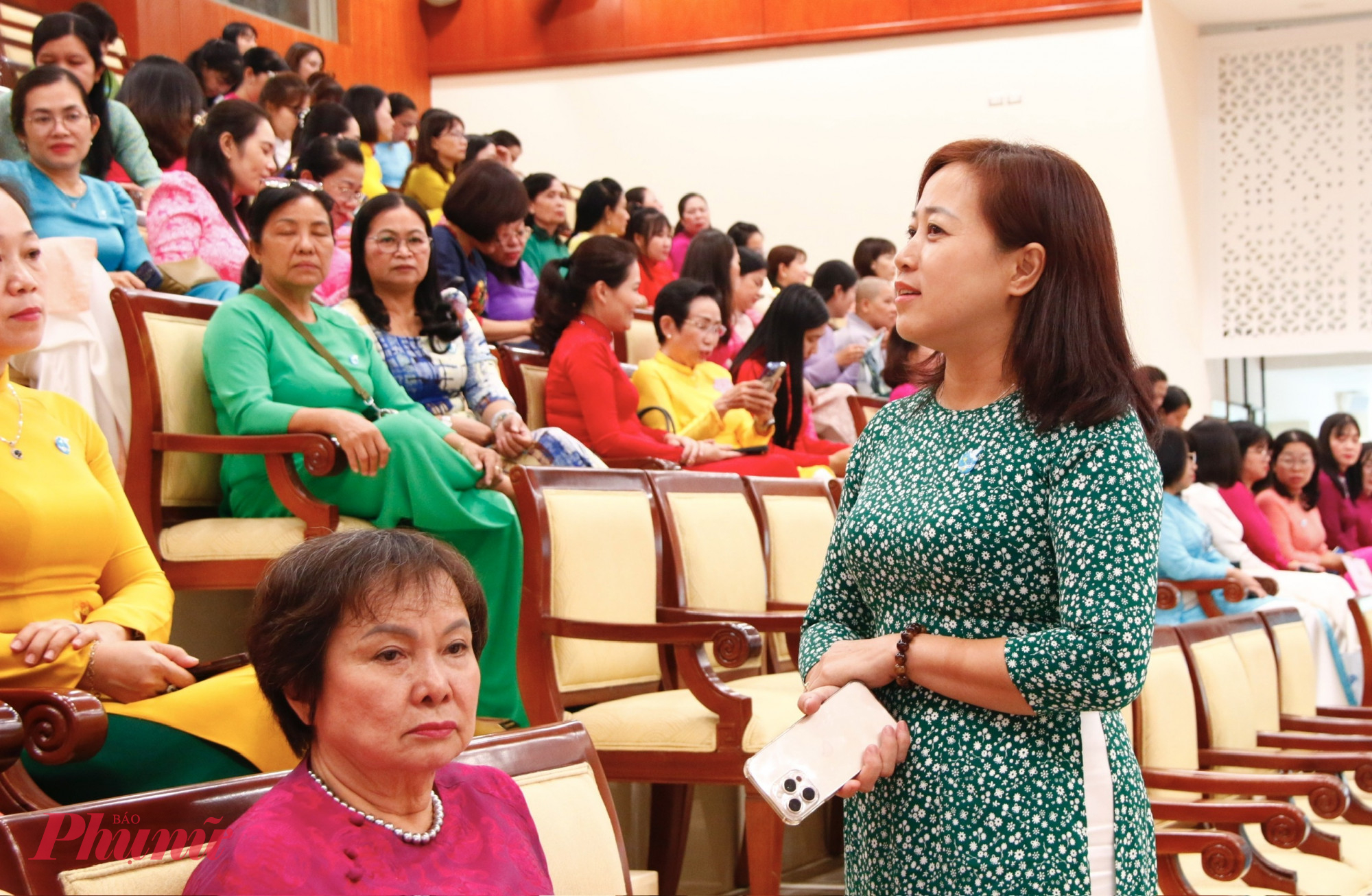 Các đại biểu tham gia các tổ thảo luận tại Đại hội 