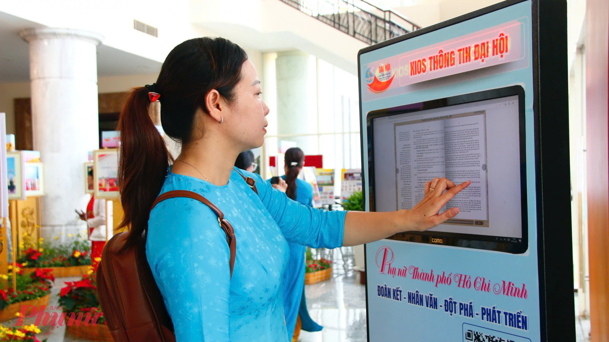 Đại biểu tham khảo tài liệu Đại hội tại ki-ot