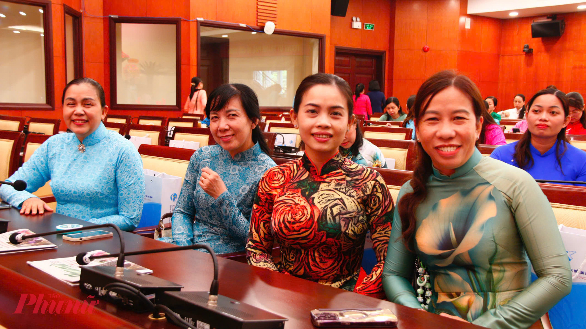 Các đại biểu phấn khởi 