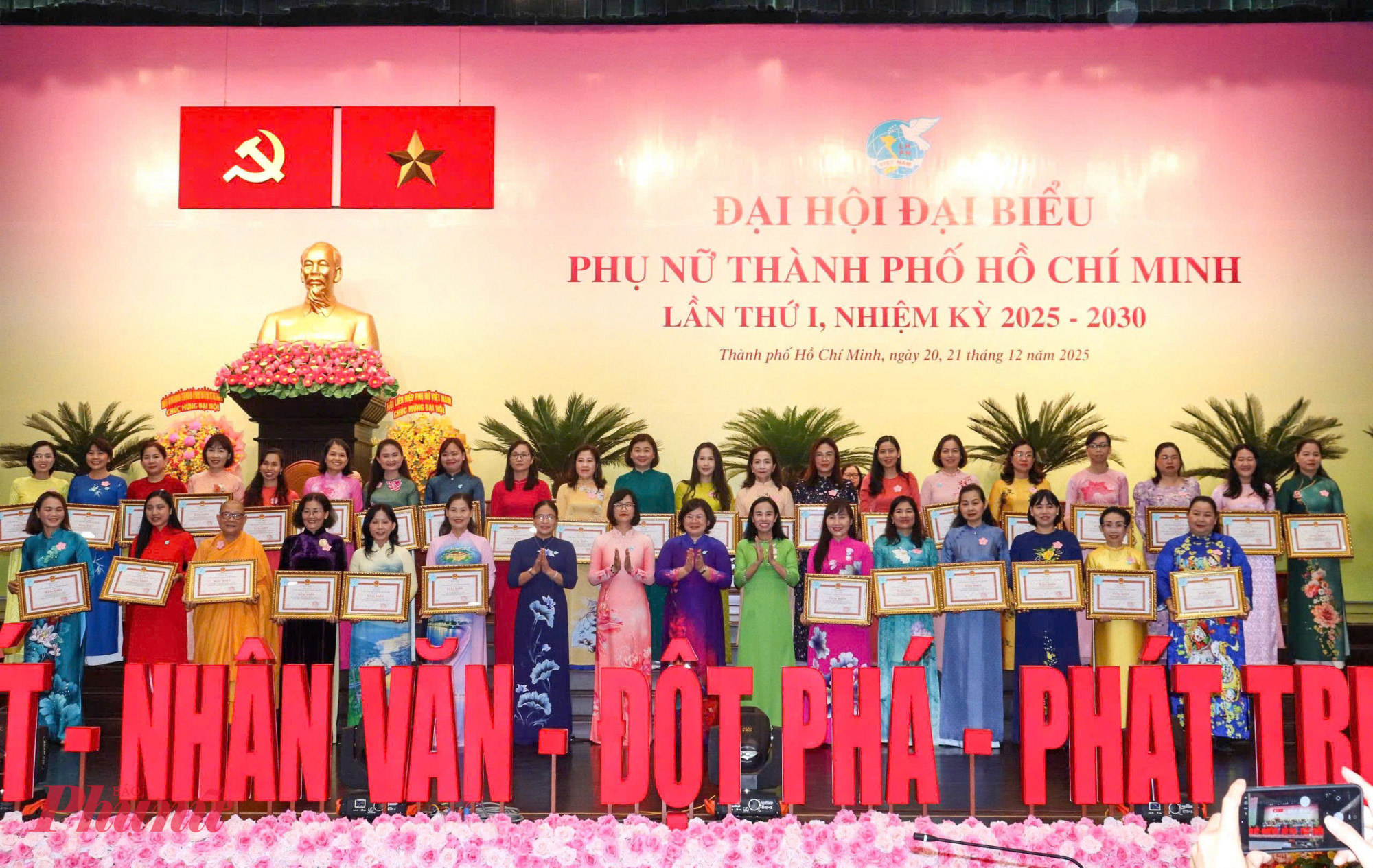Trong khuôn khổ Đại hội, UBND TPHCM đã tặng Bằng khen của Chủ tịch UBND TPHCM cho 1 tập thể, 41 cá nhân đã có thành tích xuất sắc trong công tác Hội và phong trào phụ nữ thành phố nhiệm kỳ 2021 - 2026, nhân Đại hội đại biểu Phụ nữ Thành phố Hồ Chí Minh lần thứ I, nhiệm kỳ 2025 - 2030.