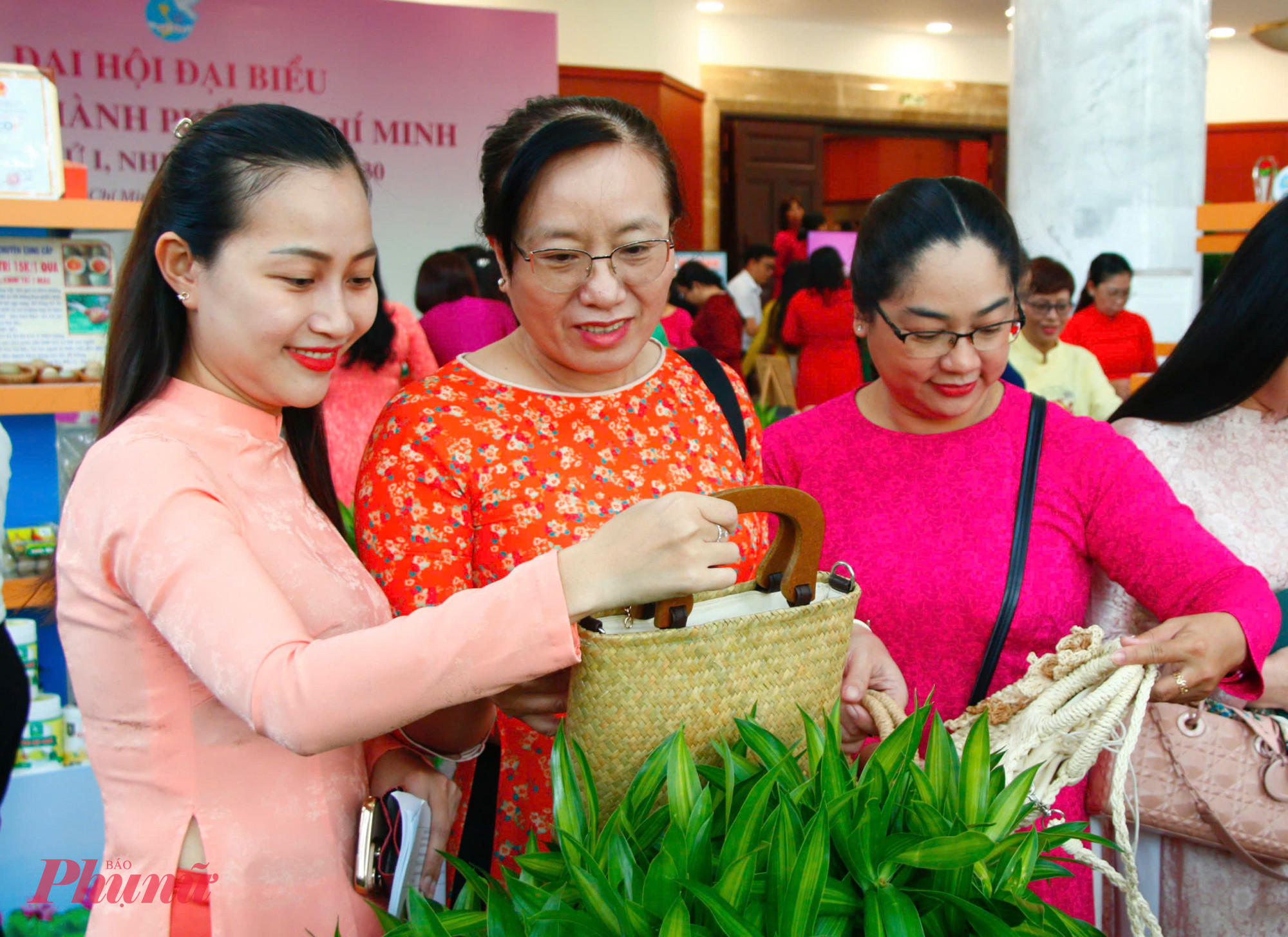 Đại biểu tham quan gian hàng giới thiệu sản phẩm khởi nghiệp