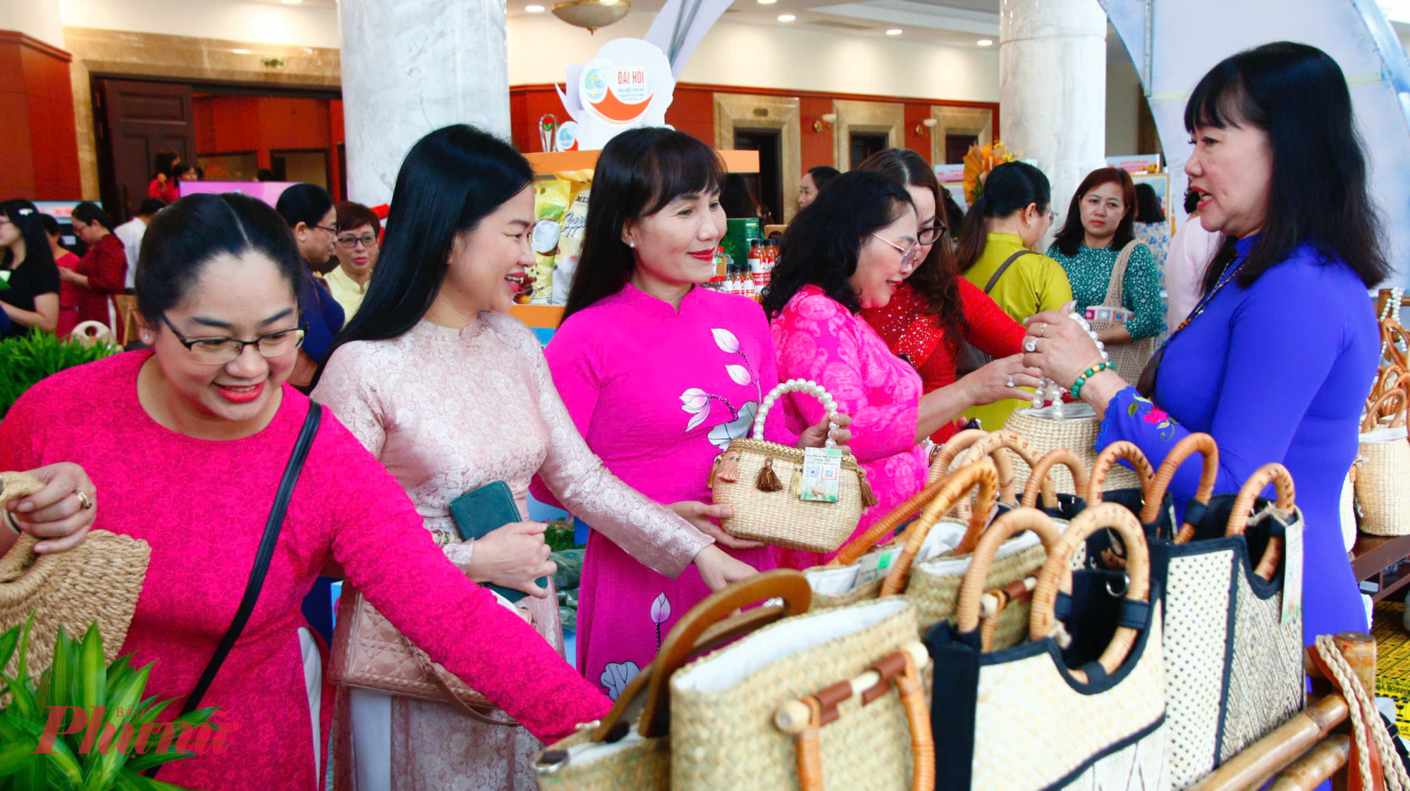 Các đại biểu tham quan các gian hàng triển lãm tại Đại hội 