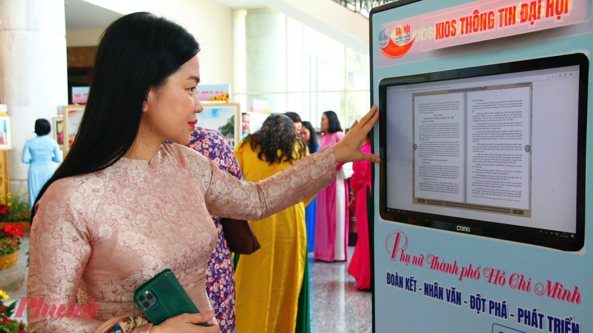 Bà Phạm Thị Vân Anh - Phó tổng biên tập Báo Phụ nữ tham quan không gian giới thiệu hoạt động Hội thông qua ứng dụng số tại Đại hội 