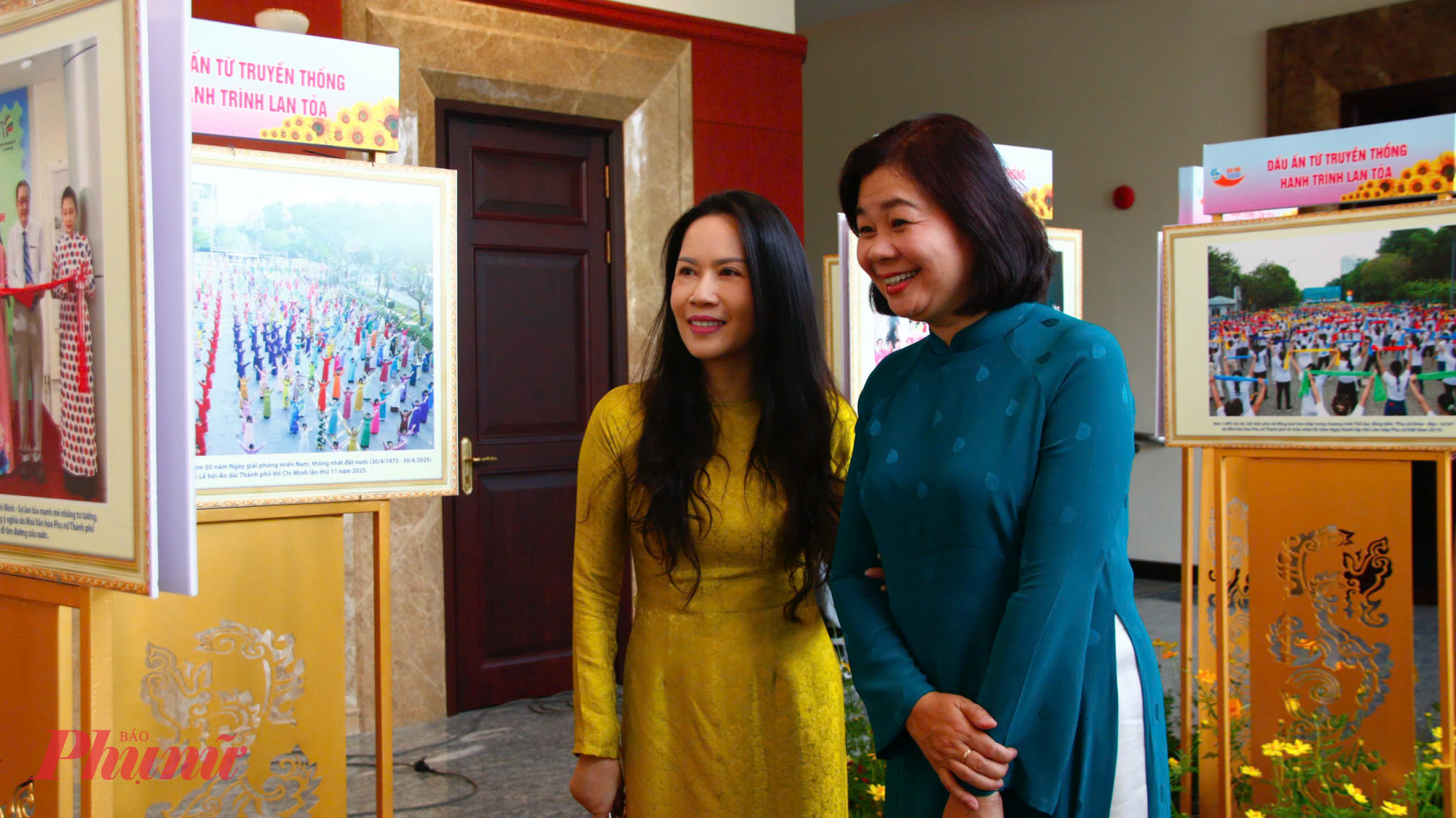 Bà Lý Việt Trung - Tổng biên tập Báo Phụ nữ TPHCM và bà Phan Thị Bích Hường - Giám đốc Nhà Văn hóa Phụ nữ TP.HCM