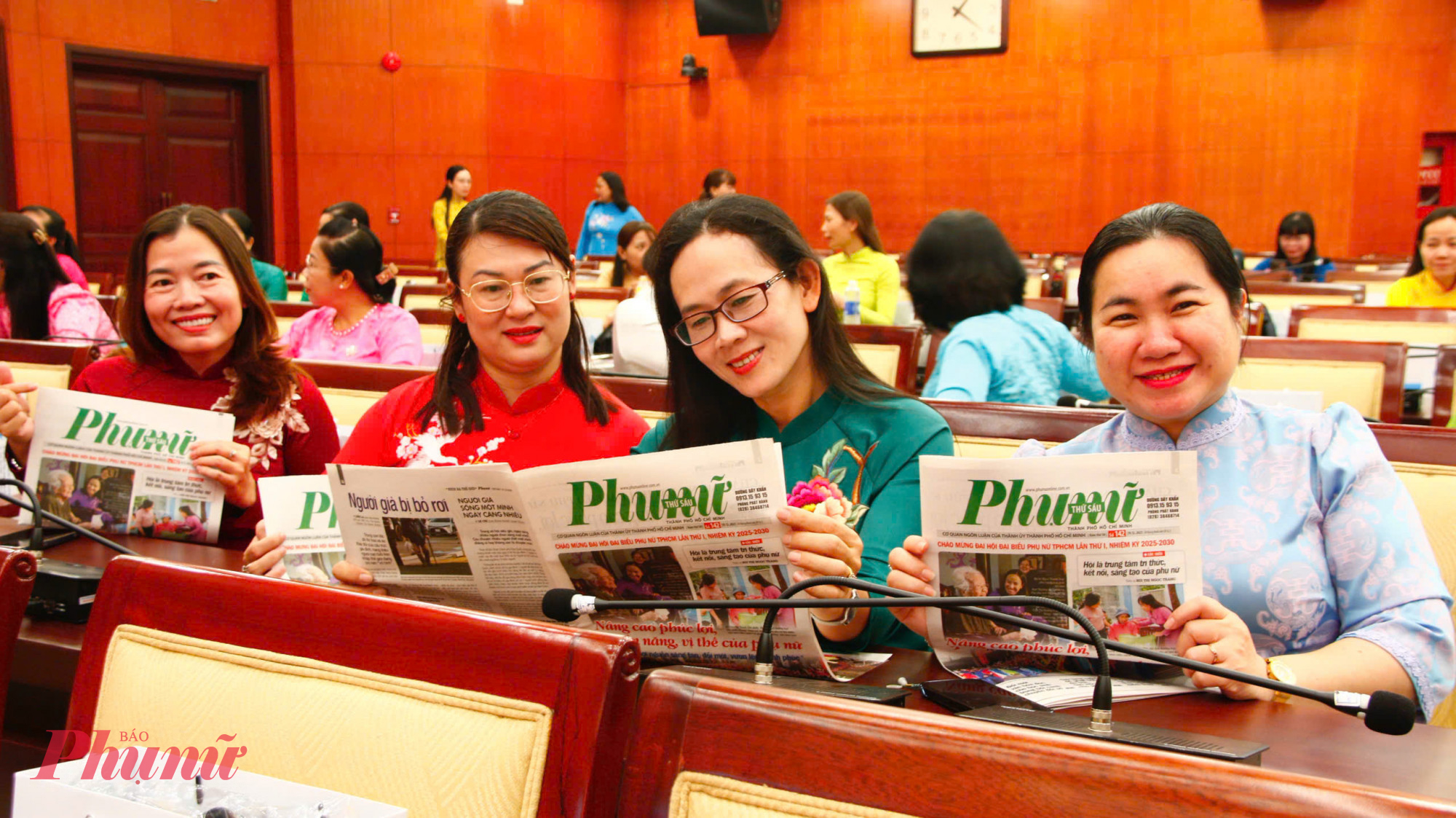 Đại biểu đọc Báo Phụ nữ TPHCM, giới thiệu các phong trào hoạt động Hội TPHCM tại Đại hội 