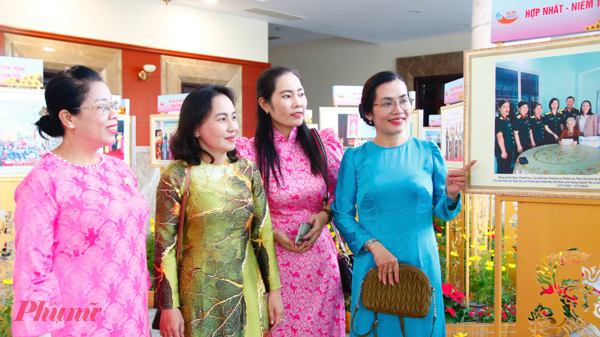 Các đại biểu tham quan không gian triển lãm hình ảnh, phong trào hoạt động Hội LHPN TPHCM trong nhiệm kỳ tại Đại hội