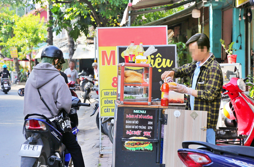 Xe bánh mì trên đường B Trưng Trắc, phường Hiệp Bình, TPHCM - ẢNH: NGUYỄN VĂN