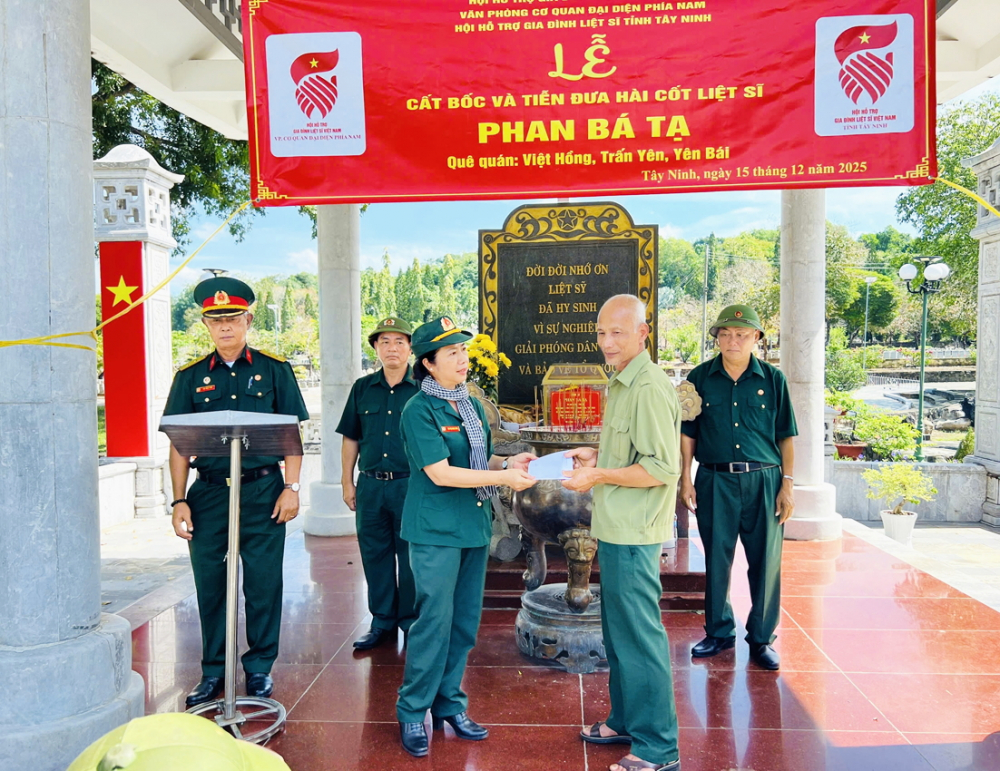 Miệt mài tìm, đưa hài cốt liệt sĩ về với quê hương Thay mặt Hội Hỗ trợ gia đình liệt sĩ Việt Nam, bà Tân Thị Ngọc Bích trao tiền hỗ trợ hương khói cho thân nhân liệt sĩ Phan Bá Tạ tại nghĩa trang liệt sĩ Đồi 82, tỉnh Tây Ninh