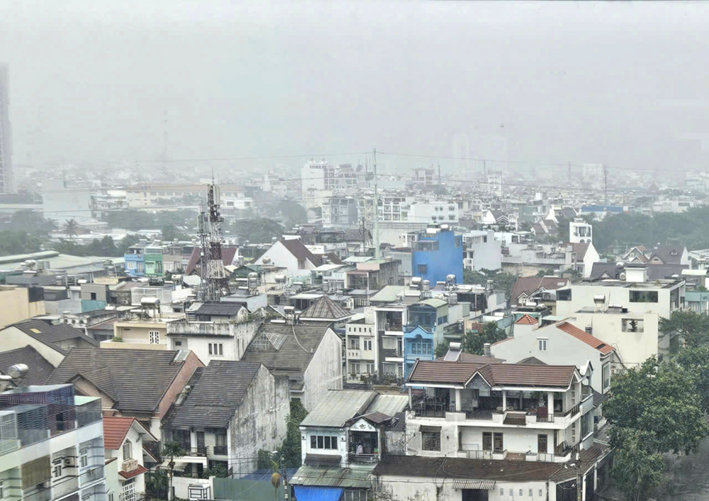 Bầu trời TPHCM mờ đục vào những buổi sáng do ô nhiềm không khí