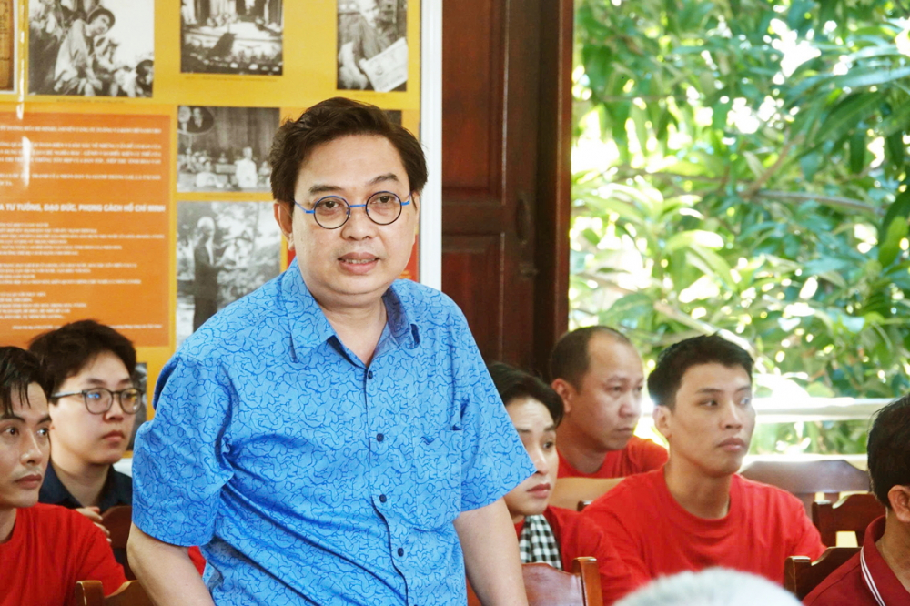 Nhạc sĩ Nguyễn Quang Vinh trao đổi tại buổi sinh hoạt chuyên đề Vai trò của âm nhạc trong đời sống xã hội - ẢNH: MẠNH HẢO