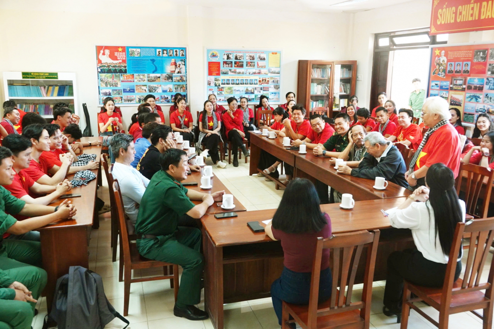 Nhạc sĩ, ca sĩ TPHCM trong chuyến đi thực tế do Ban Tuyên giáo và Dân vận Thành ủy TPHCM  và Hội Âm nhạc TPHCM phối hợp tổ chức - ẢNH: MẠNH HẢO