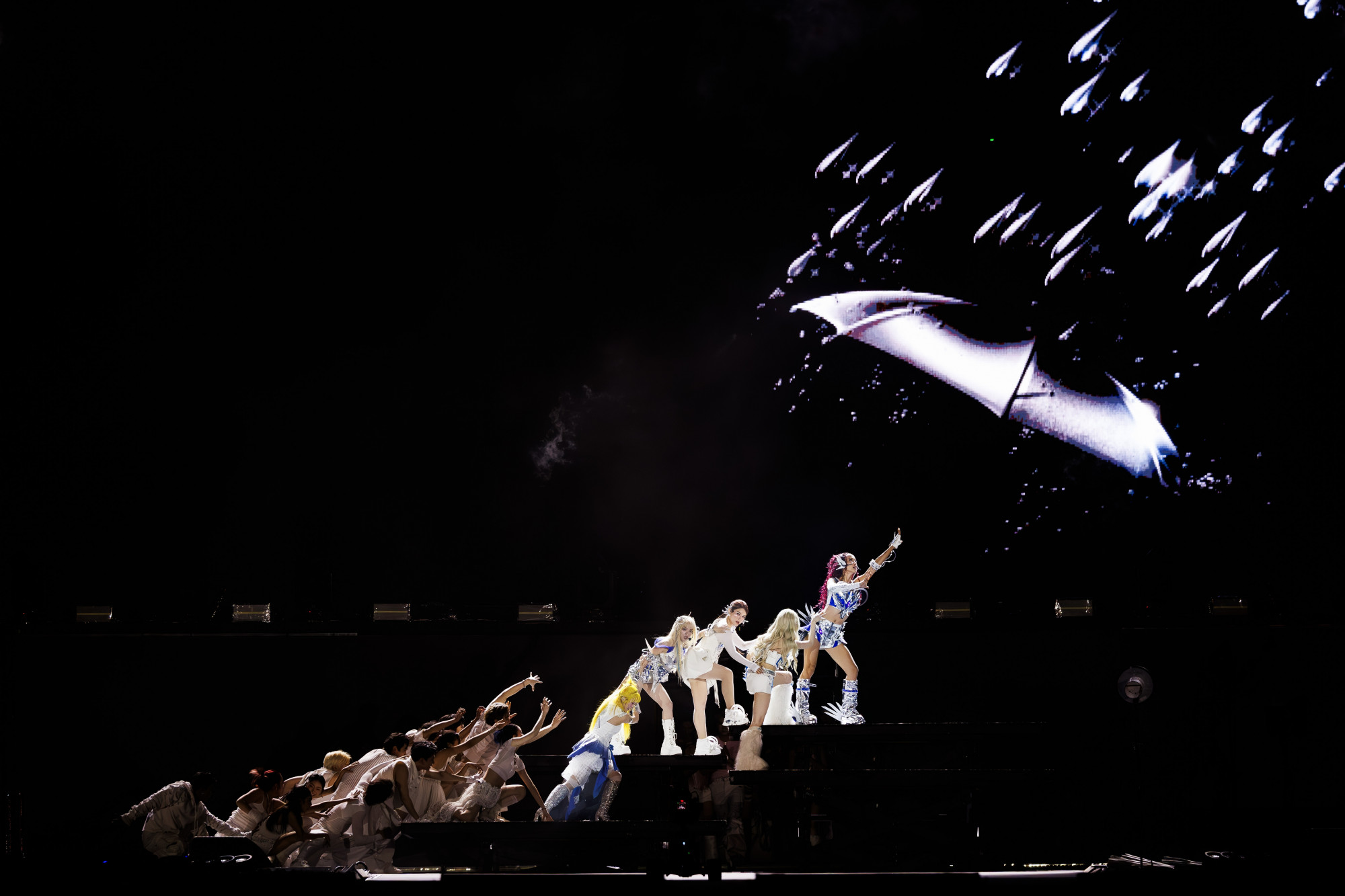 Phần kết mãn nhãn của các chị đẹp Vũ Ngọc anh, Mie, Dương Hoàng Yến, Ngọc Thanh Tâm, Xuân Nghi và Hậu Hoàng trong “Mưa tháng 6”