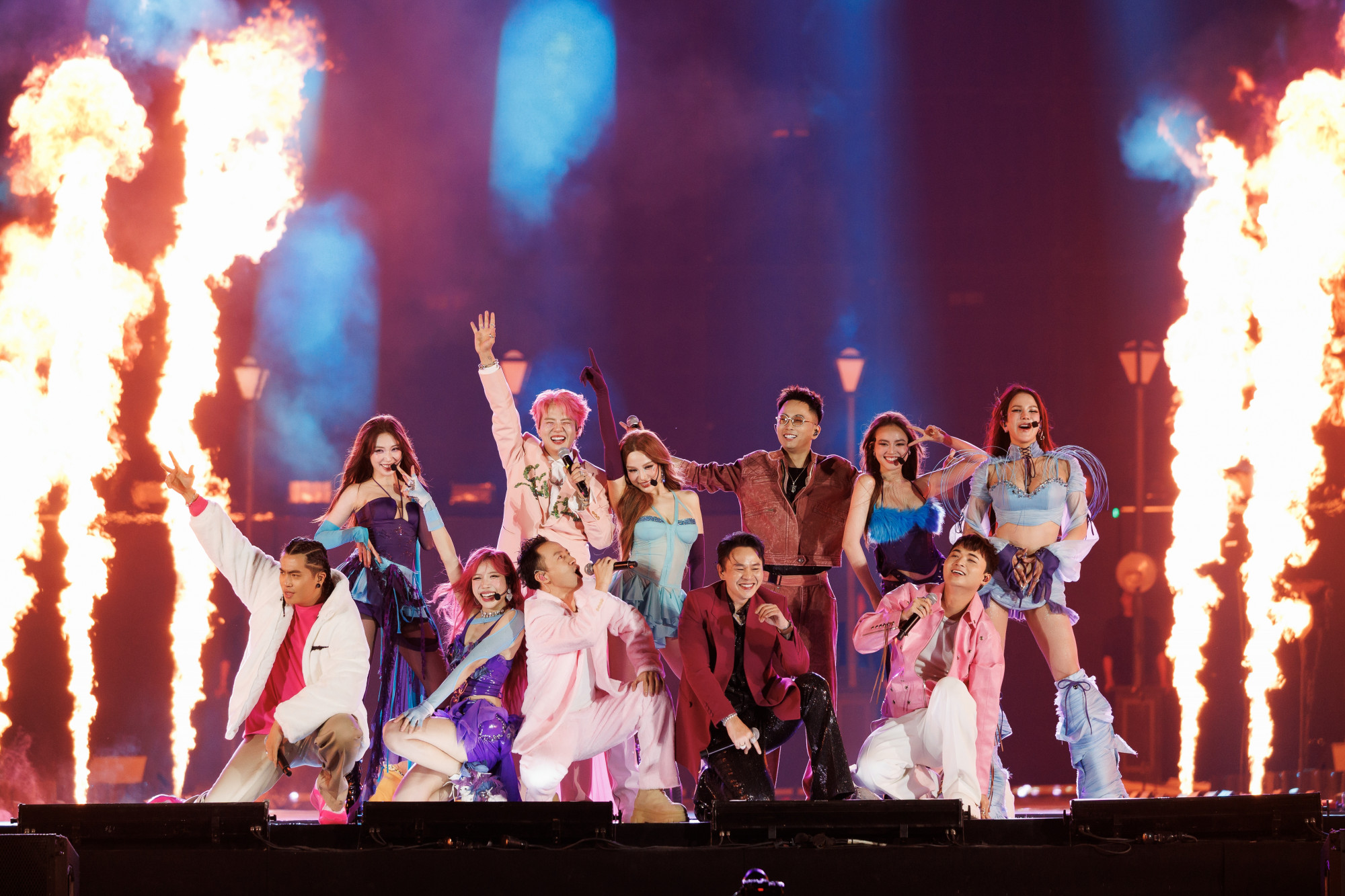 Các anh trai, chị đẹp cùng hòa ca trên sân khấu