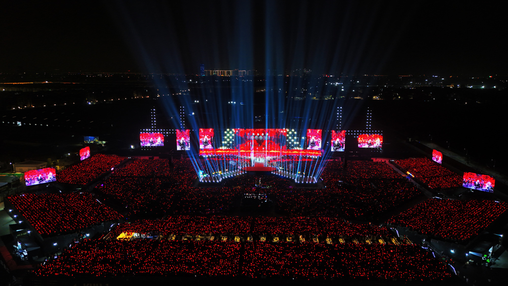 Khán giả lấp đầy không gian rộng gần 65.000 m², nơi sân khấu Y Concert trải dài giữa đêm diễn, được ban tổ chức giới thiệu là một trong những sân khấu có quy mô kỷ lục tại Việt Nam.