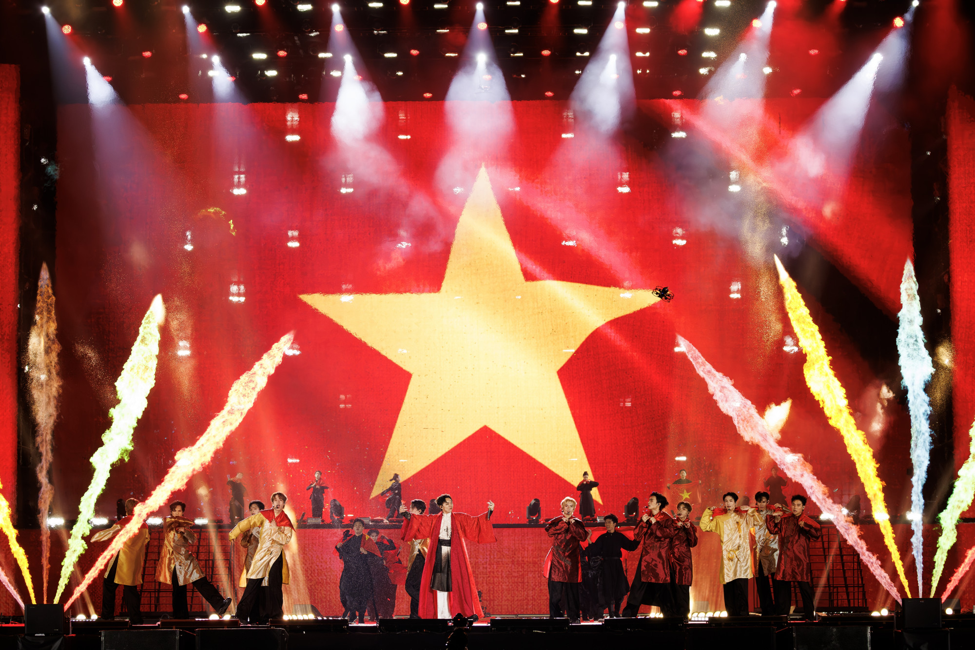 Anh tài Soobin biểu diễn cùng các tân binh với tiết mục Đã đến lúc – Người Việt