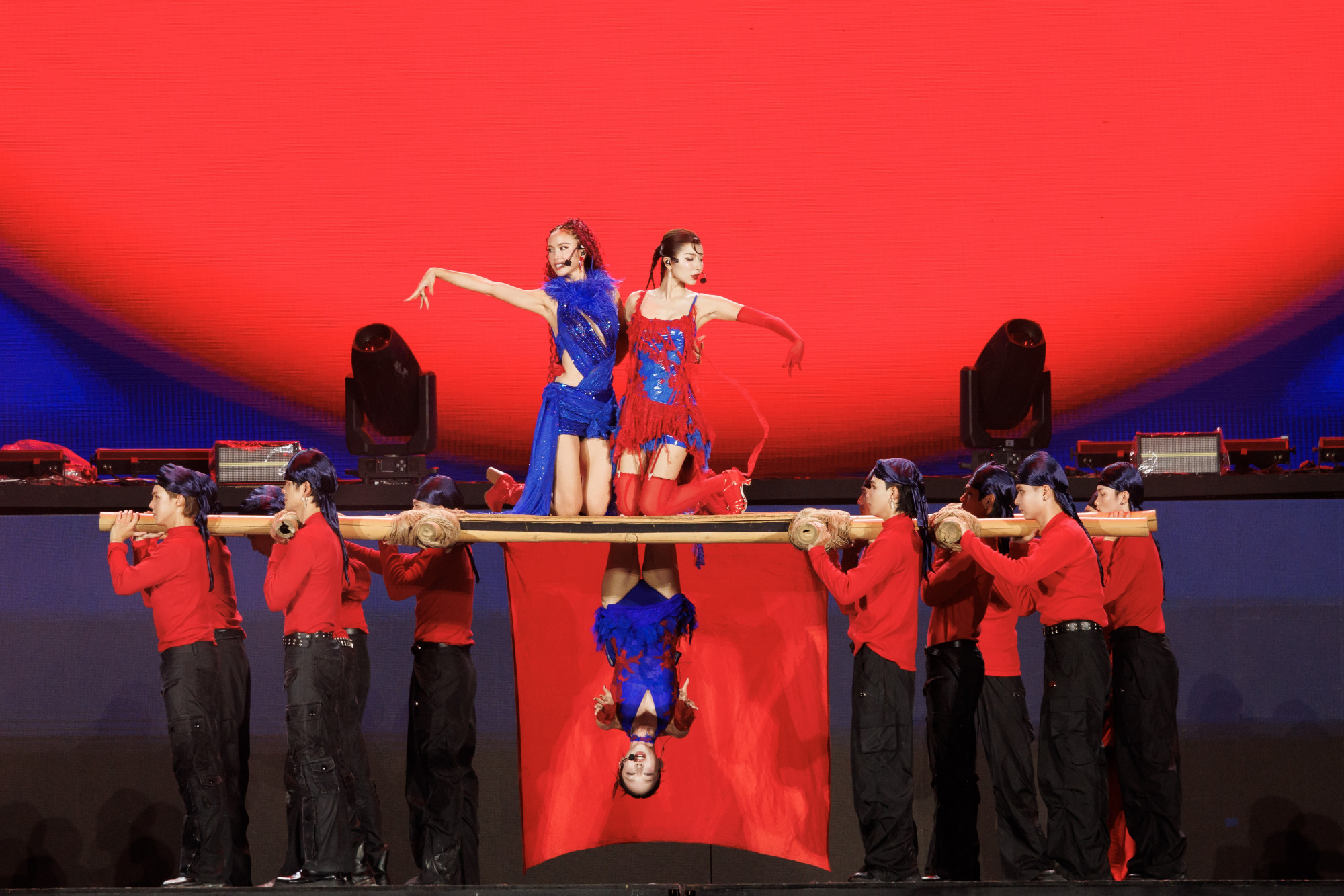 Chị đẹp Tóc Tiên gây ấn tượng với màn treo ngược người hát, nhưng vẫn giữ chắc cột hơi, không hề chênh phô trong tiết mục “Chân ái”