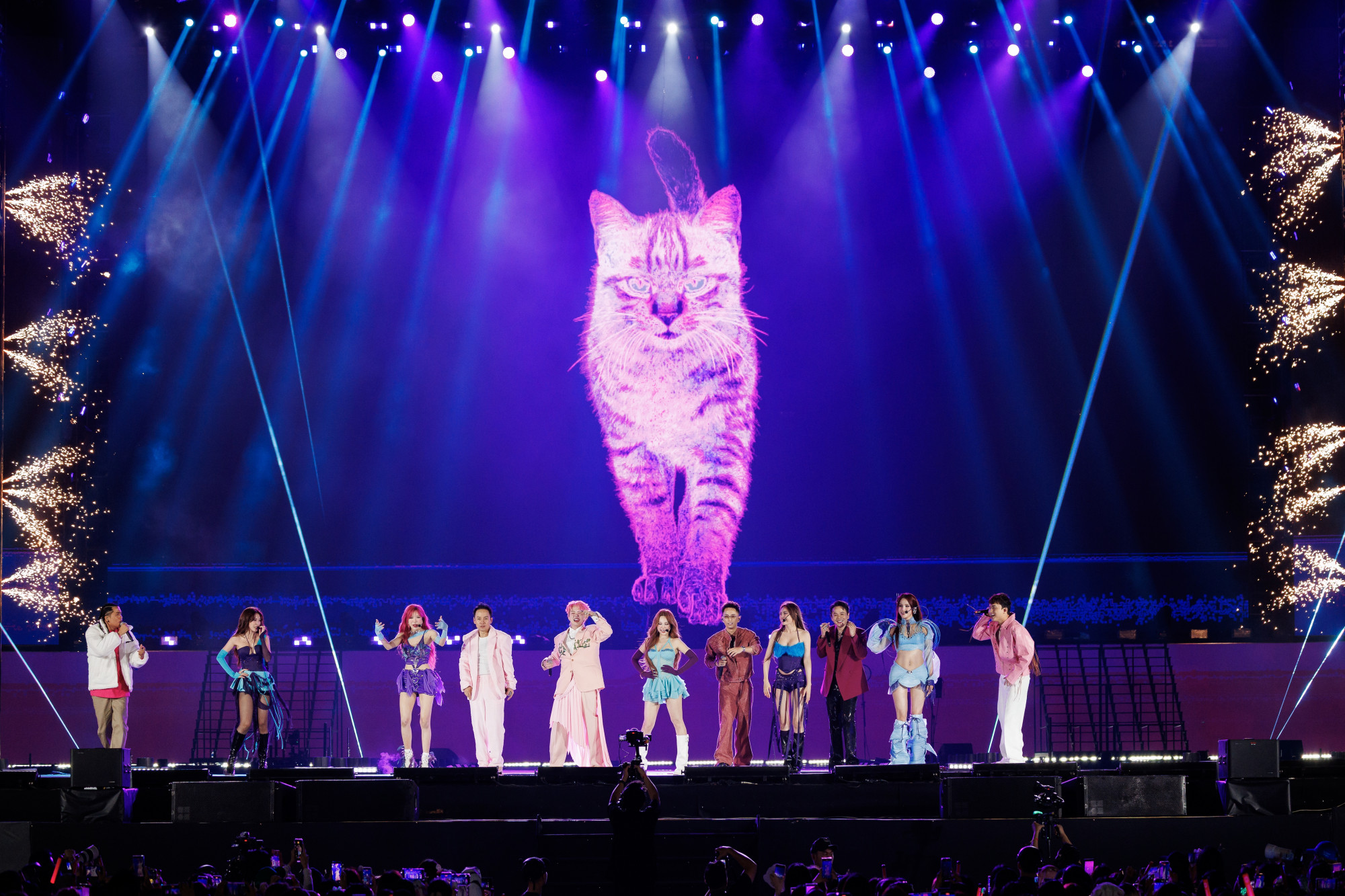 Tổng diện tích LED lên đến 2.160m2. Đây cũng là sân khấu sở hữu hệ thống LED lớn, dài nhất trong các concert tại Việt Nam, đồng thời là một trong những hệ thống lớn nhất Đông Nam Á tới thời điểm hiện tại.