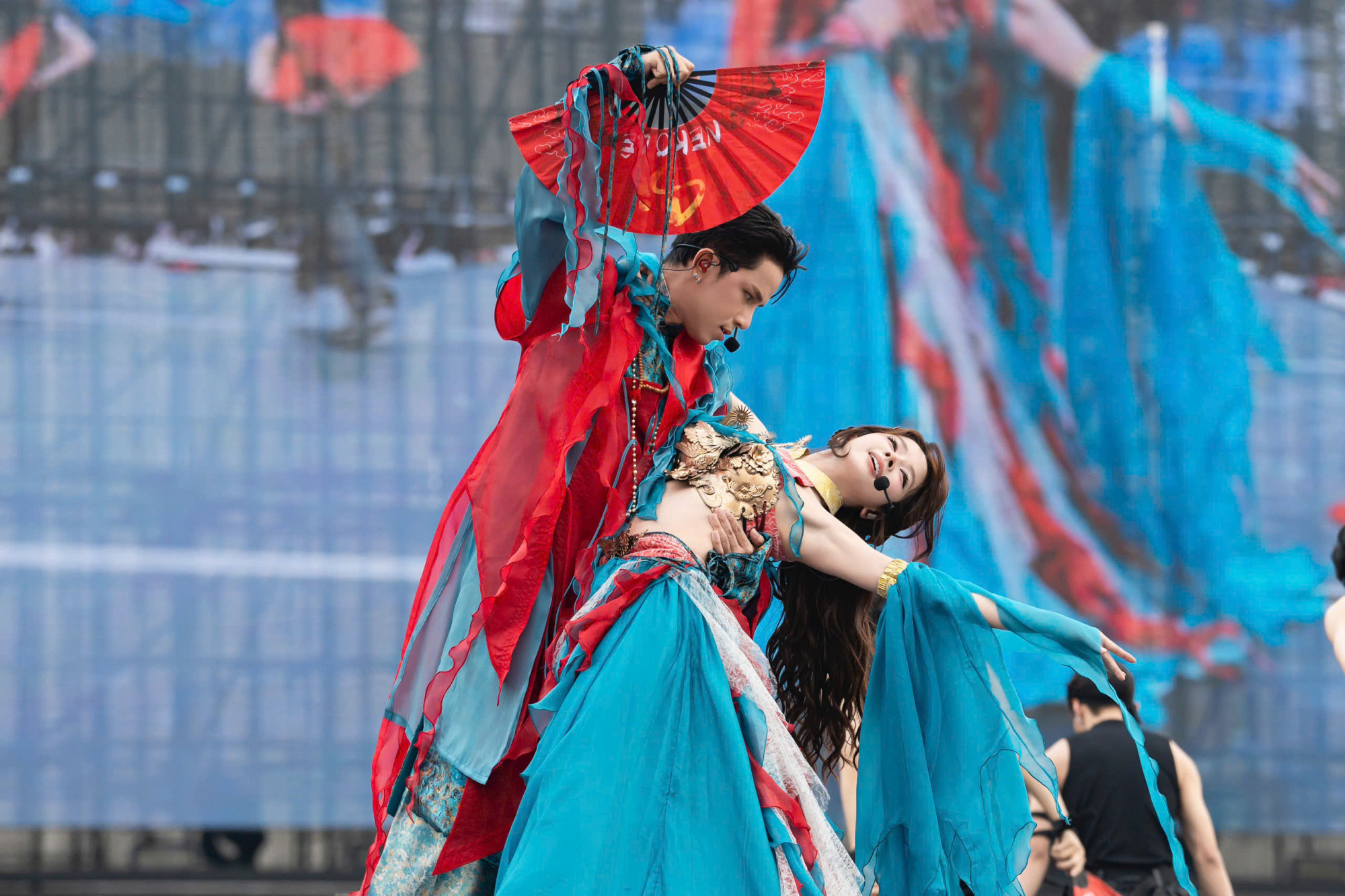 Concert  được chia thành hai set diễn hoàn toàn khác biệt. Từ 14-18g là sân khấu trình diễn cá nhân với 25 nghệ sĩ solo cùng với DJ bùng nổ của nhà sản xuất âm nhạc 2pillz.