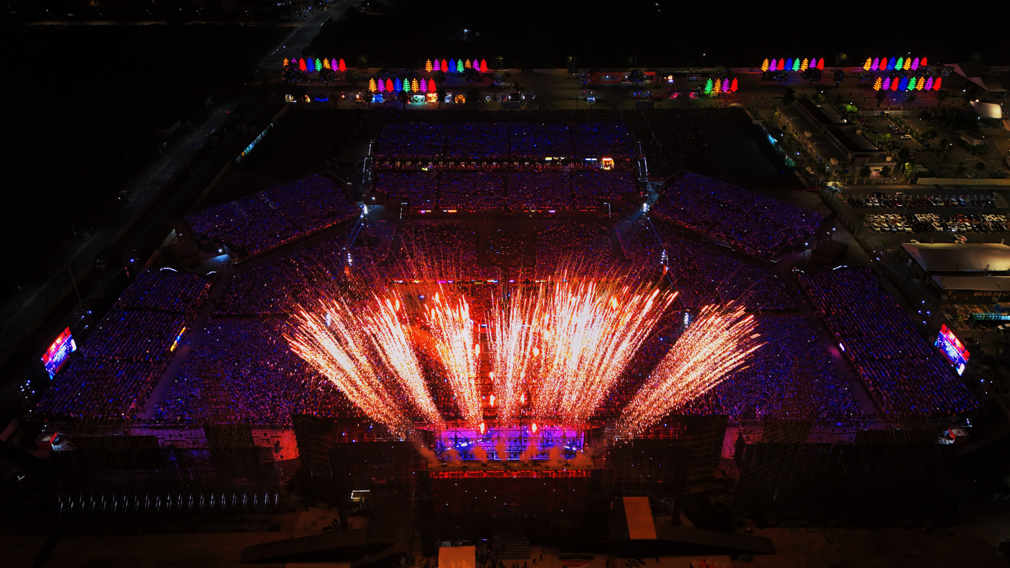 Ở “sân khấu hòa ca”, âm nhạc, ánh sáng và pháo hoa cùng thăng hoa, tạo nên những màn trình diễn vừa đã tai vừa mãn nhãn cho khán giả.