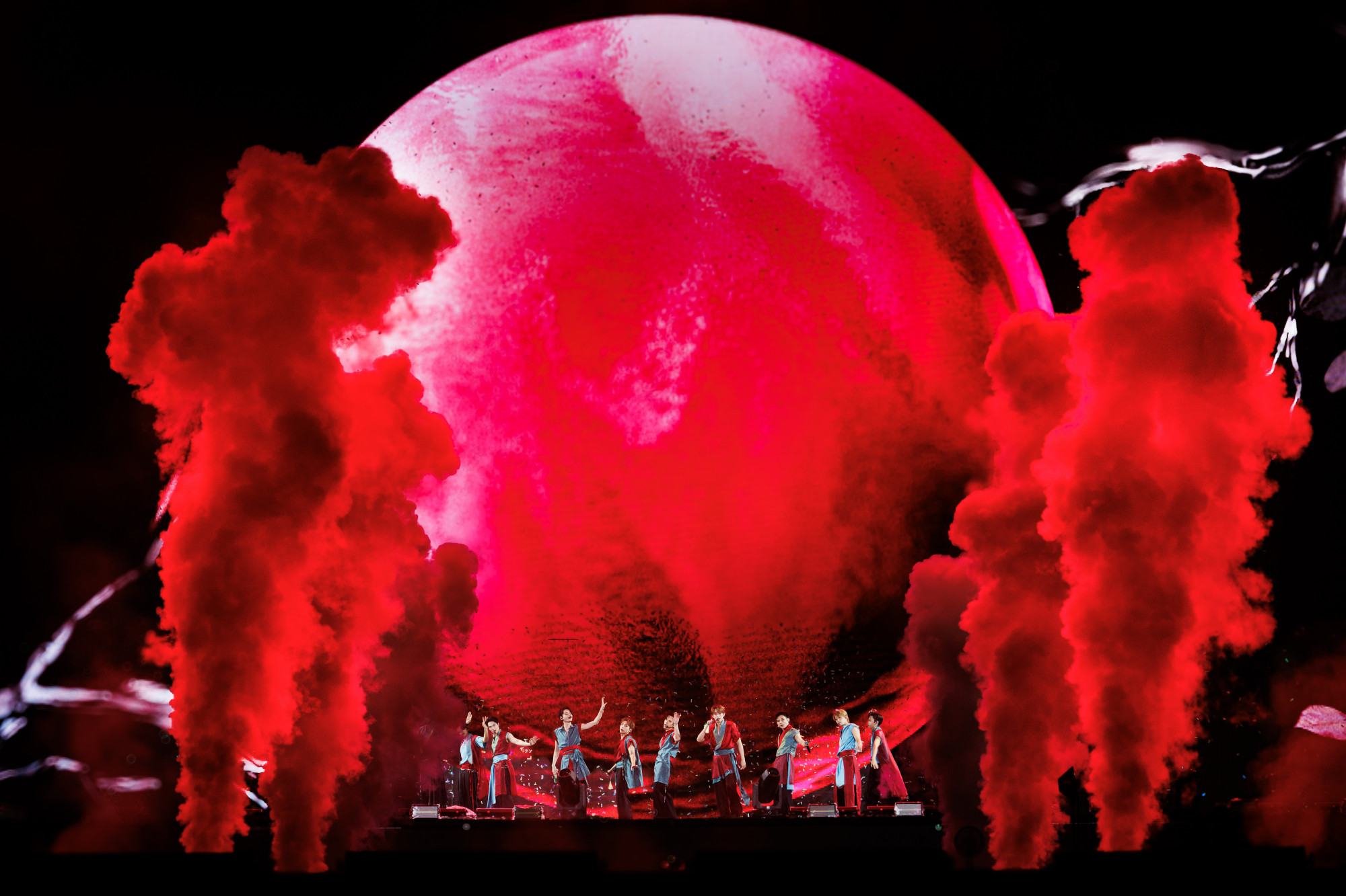 Khán giả hò reo, thích thú trước những tiết mục bùng nổ thị giác