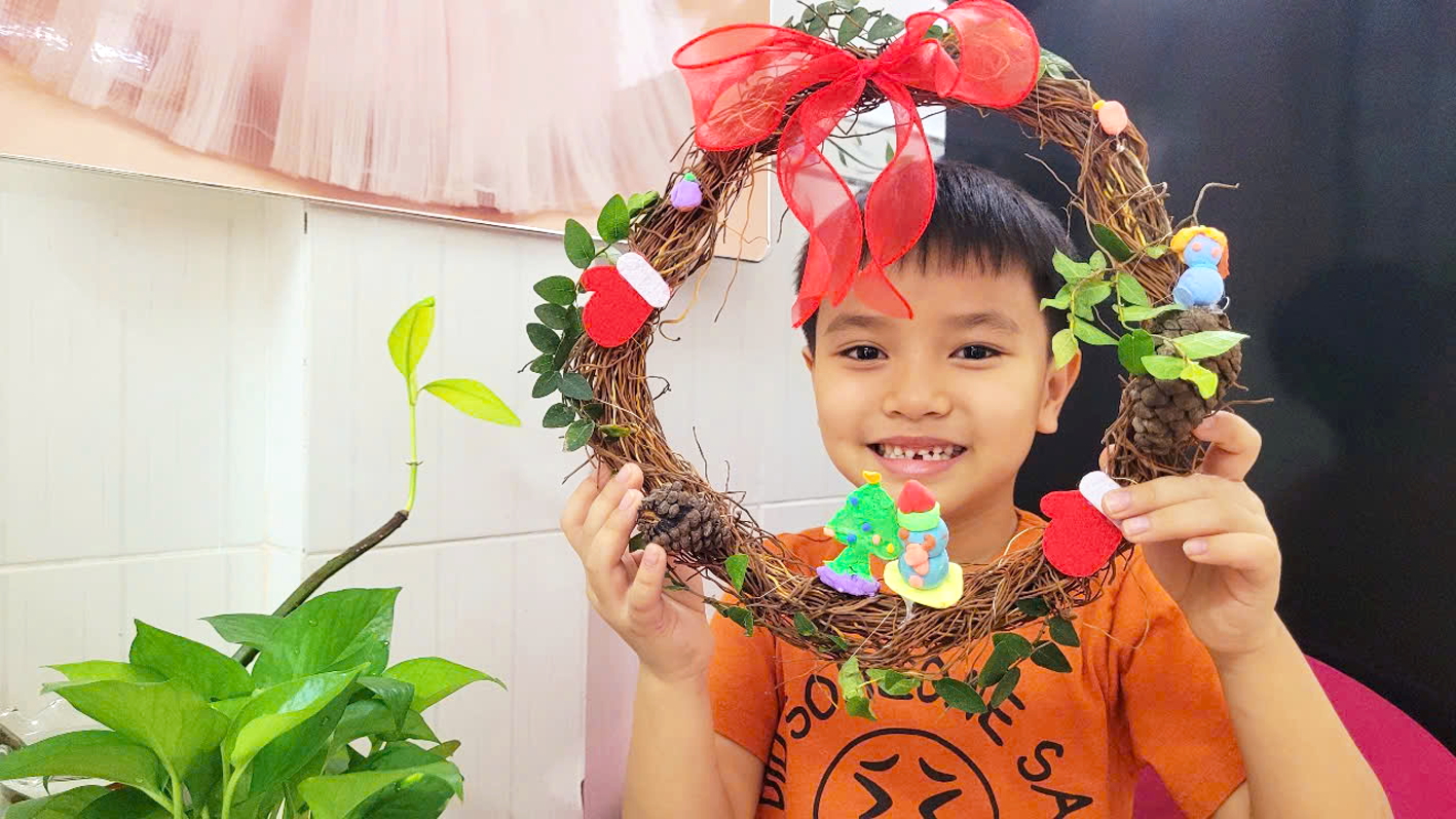 Con thích thú với chiếc vòng nguyệt quế  do 2 mẹ con cùng làm - Ảnh do tác giả cung cấp