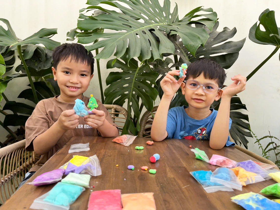 Những em nhỏ tạo hình đồ trang trí Giáng sinh từ đất nặn - Ảnh do tác giả cung cấp