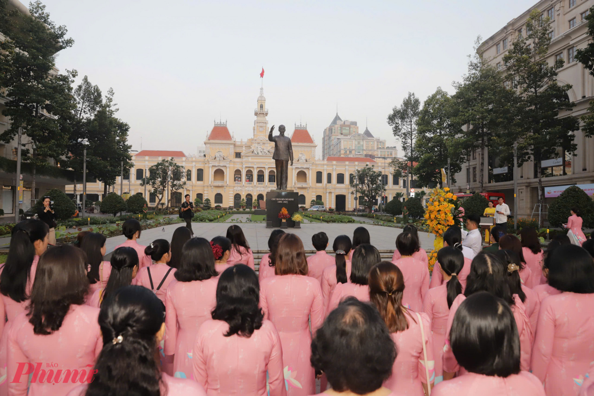  Các đại biểu dành phút tưởng niệm, bày tỏ lòng biết ơn sâu sắc, tưởng nhớ công lao to lớn của Chủ tịch Hồ Chí Minh.