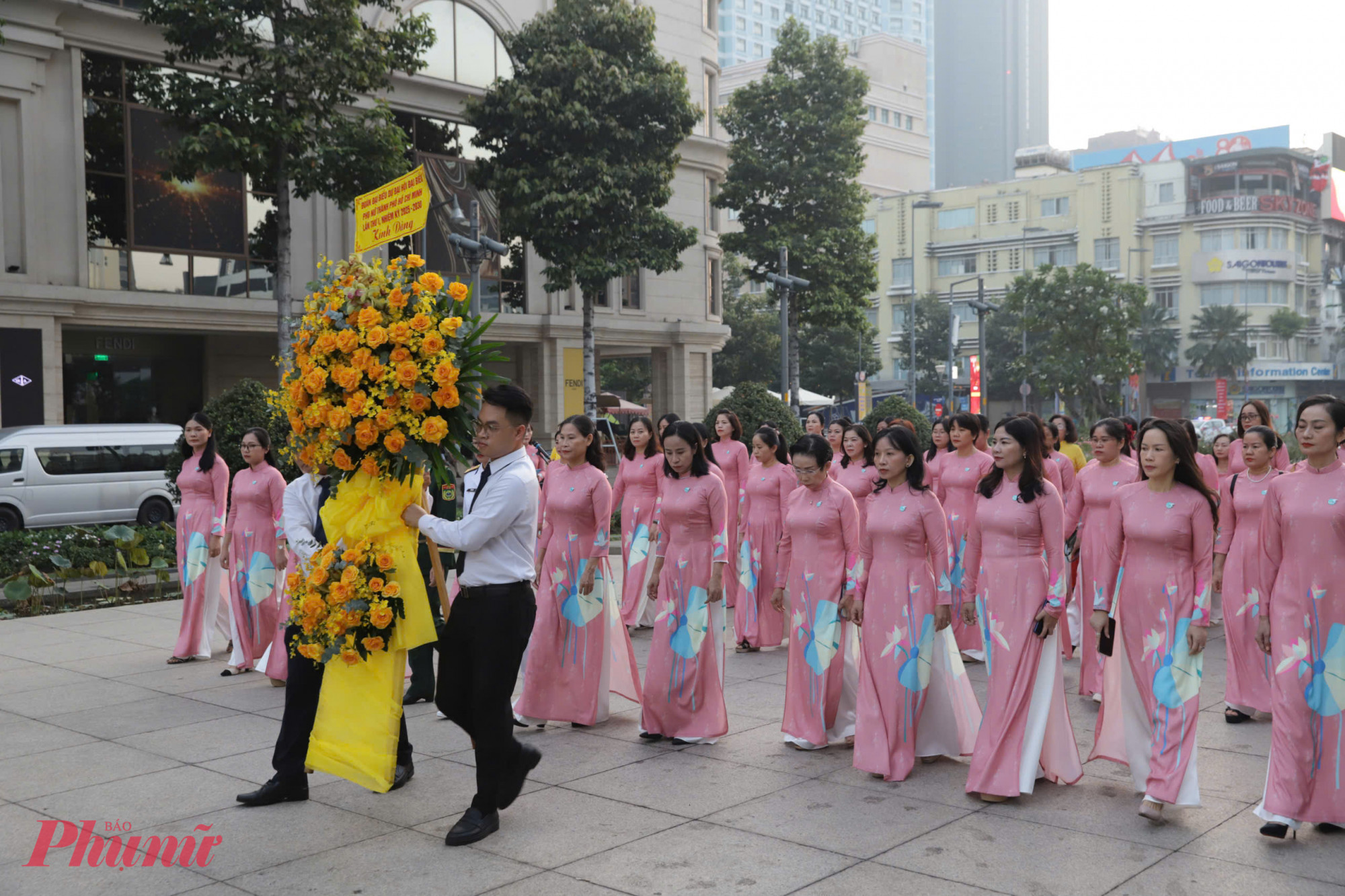 Đoàn đại biểu tham dự Đại hội đại biểu Phụ nữ TPHCM dâng hoa tưởng nhớ Chủ tịch Hồ Chí Minh