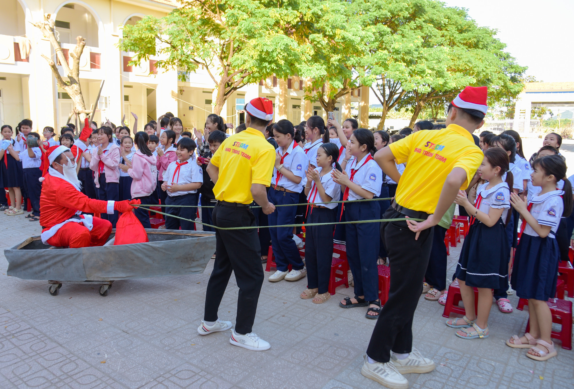 Hình ảnh ông già Noel xuất hiện độc lạ cùng chiếc thuyền tái hiện lại ký ức lịch sử - Ảnh: Trần Hằng 