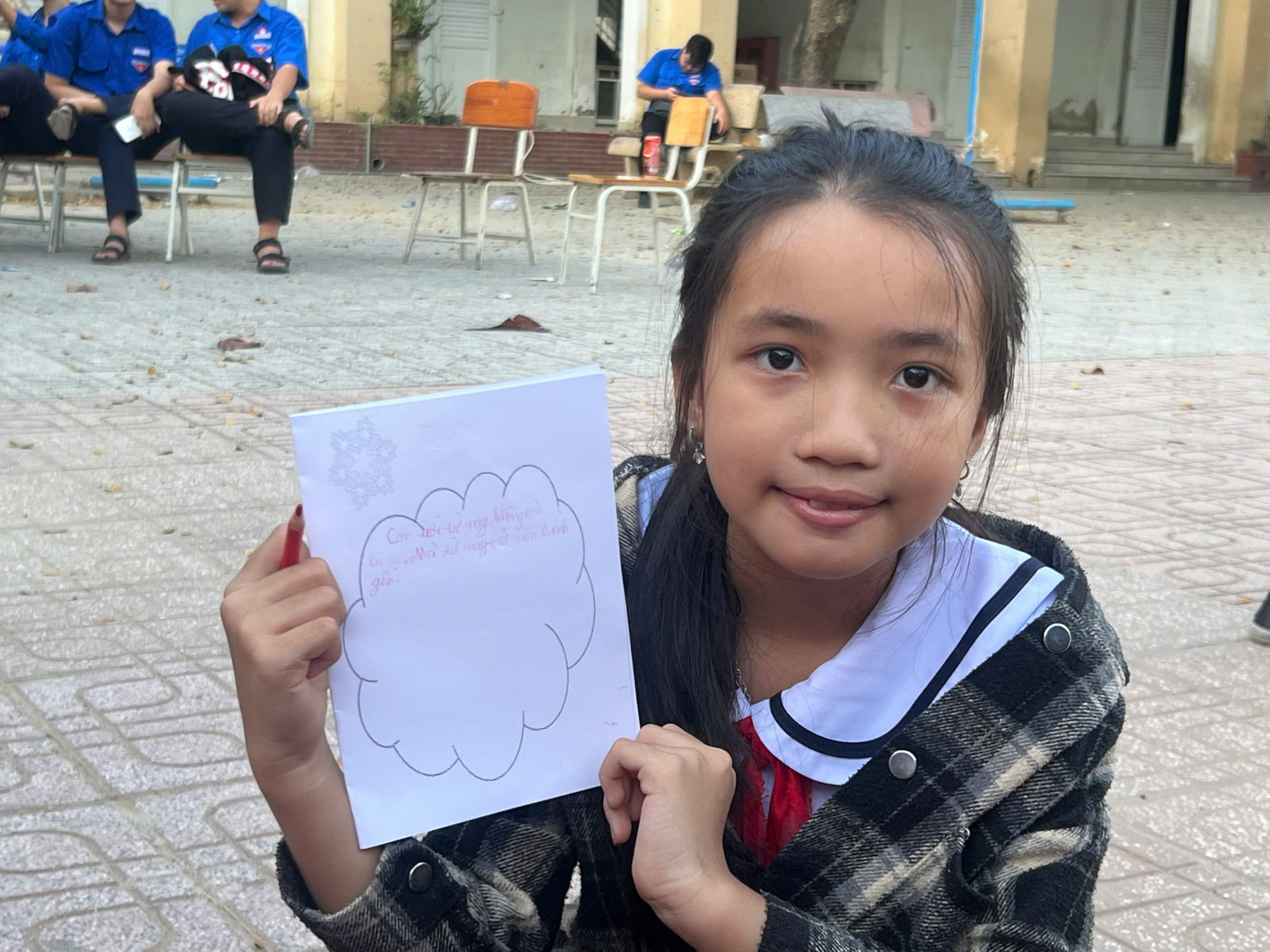 Điều ước Giáng sinh giản dị của em Đặng Huỳnh Kim Vân lớp 4/4 chỉ là hai chữ bình yên sau lũ - Ảnh: Trần Hằng