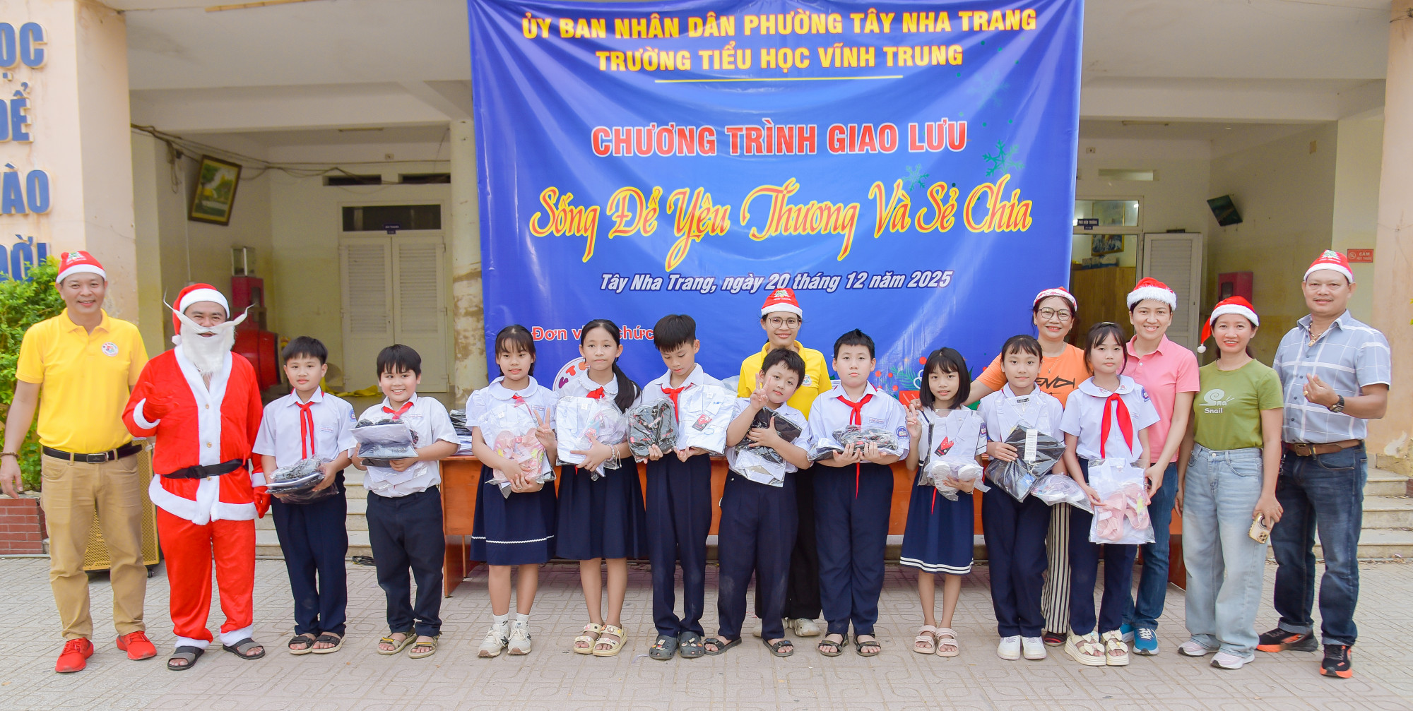 Giáng sinh ấm áp tại trường Tiểu học Vĩnh Trung (phường Tây Nha Trang) - Ảnh: Trần Hằng