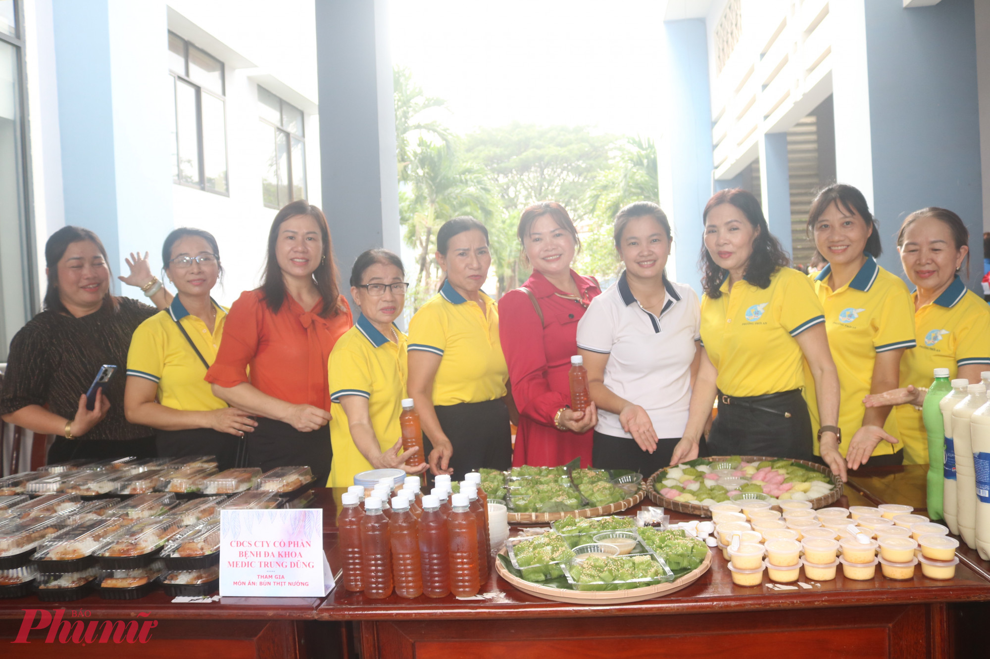 Các chị em cùng chuẩn bị món ăn phục vụ Lễ hội mùa Đông - Ảnh: Mẫn Nhi