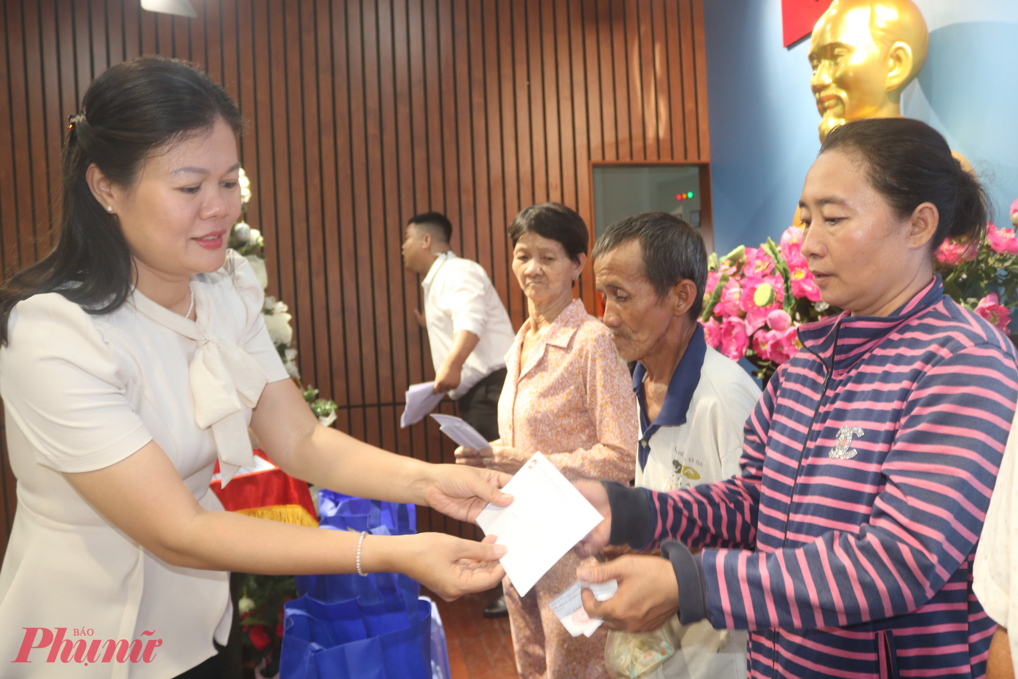 Bà Dương Thị Huyền Trâm – Trưởng ban Công tác xã hội, Ủy ban MTTQ Việt Nam TPHCM – trao quà đến đại diện các hộ dân có hoàn cảnh khó khăn - Ảnh: Mẫn Nhi 