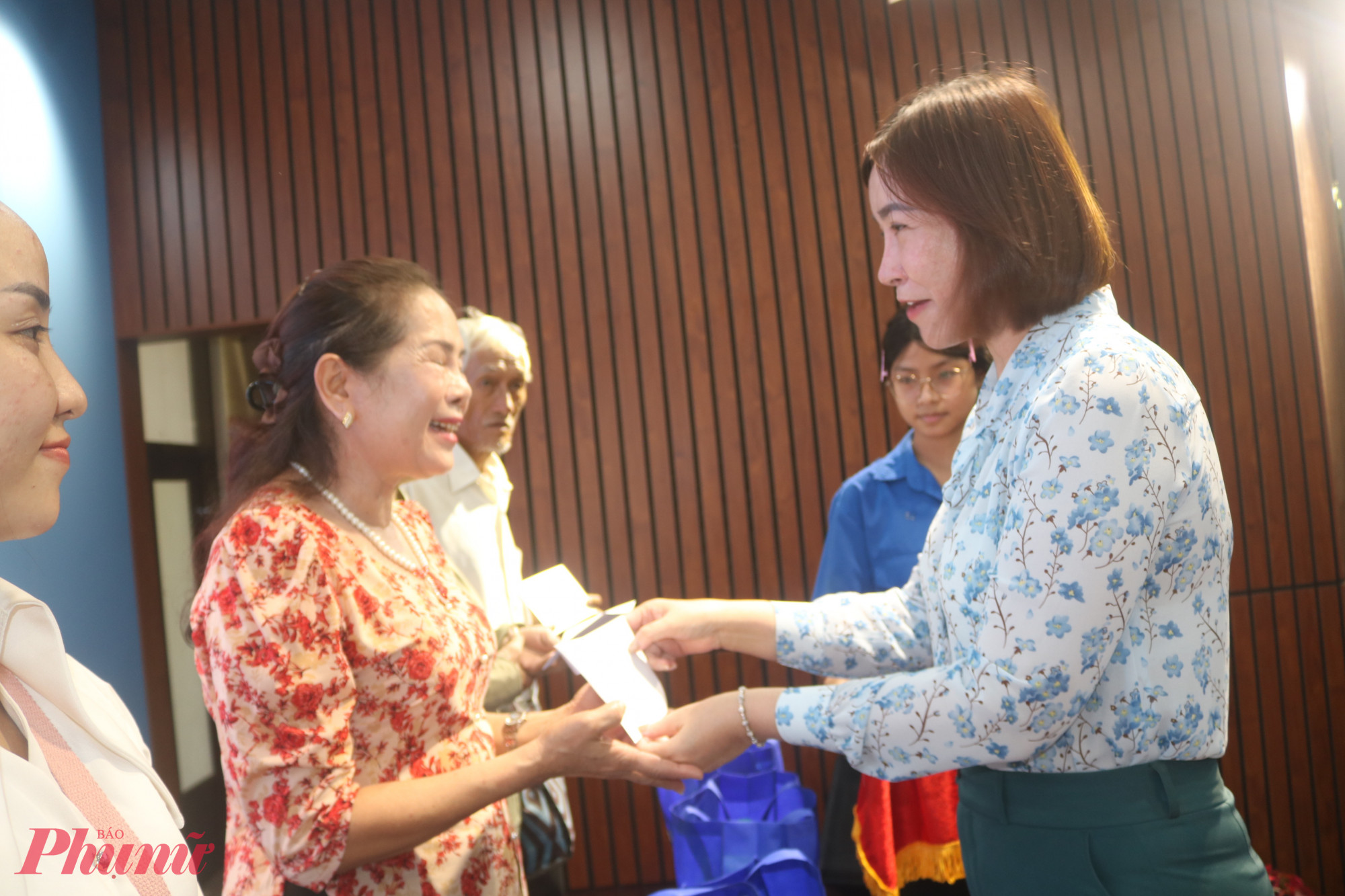 Bà Đặng Thị Kiều Nhi – Phó bí thư thường trực Đảng ủy phường Thới An – trao món quà nghĩa tình đến đại diện các hộ dân - Ảnh: Mẫn Nhi 