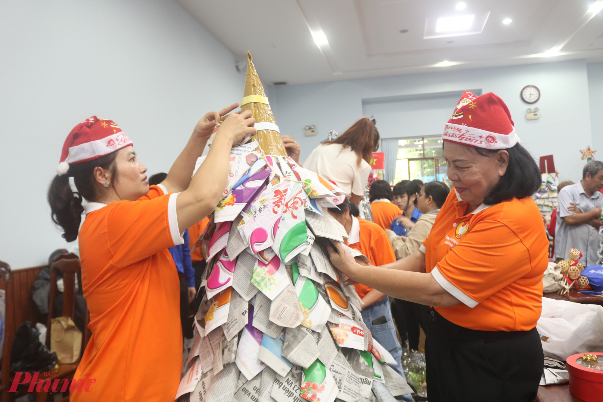 Thành viên các đội thi cùng thiết kế, trang trí cây thông Giáng sinh từ vật liệu tái chế - Ảnh: Mẫn Nhi