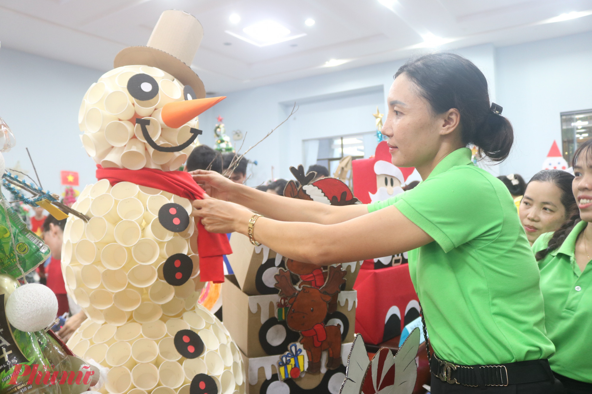 Các đội làm người tuyết từ những chiếc ly nhựa - Ảnh: Mẫn Nhi